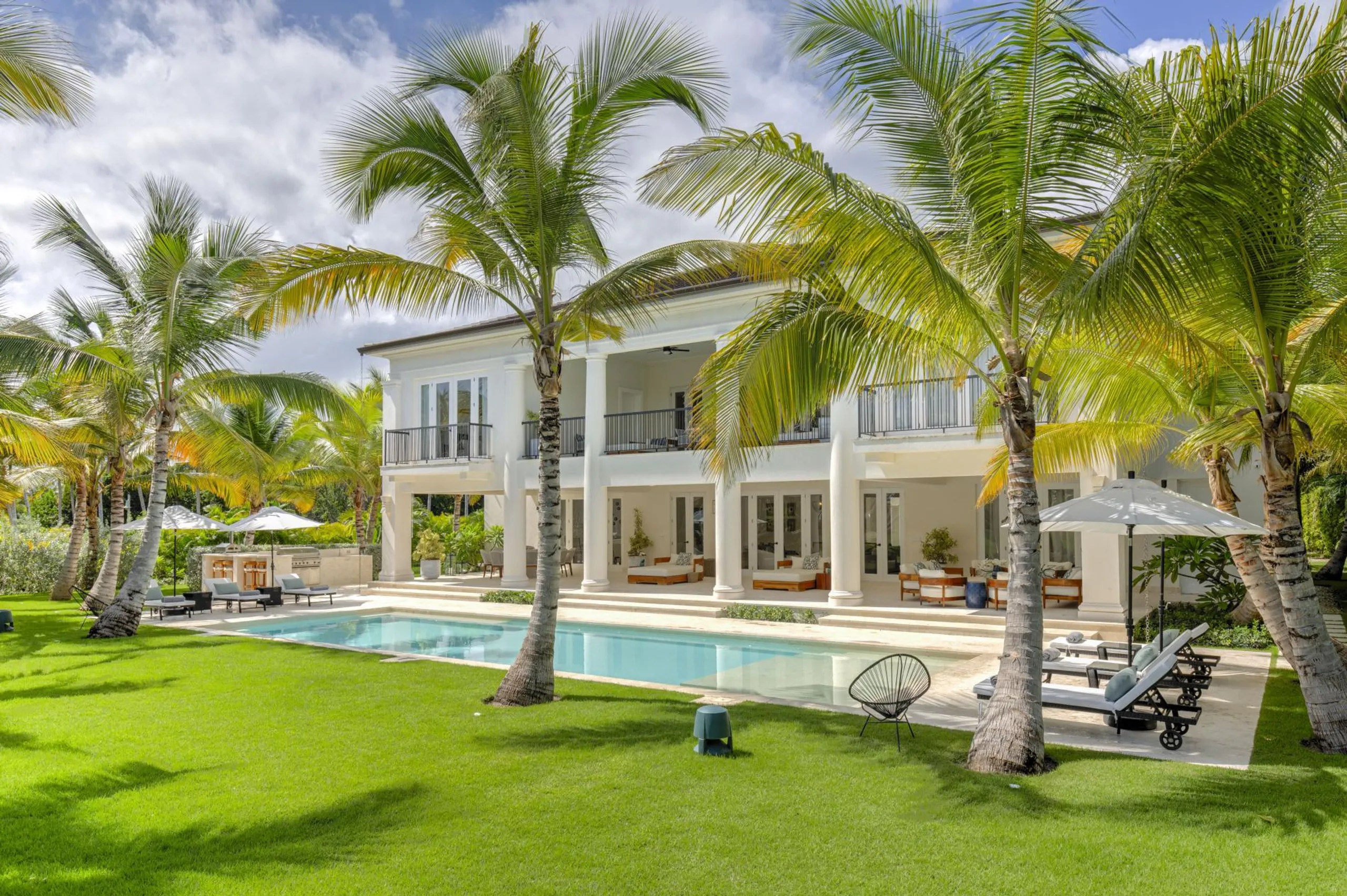 Exquisitely Furnished Villa with Private Pool, Green Meadows and Golf Courses — photograph 3
