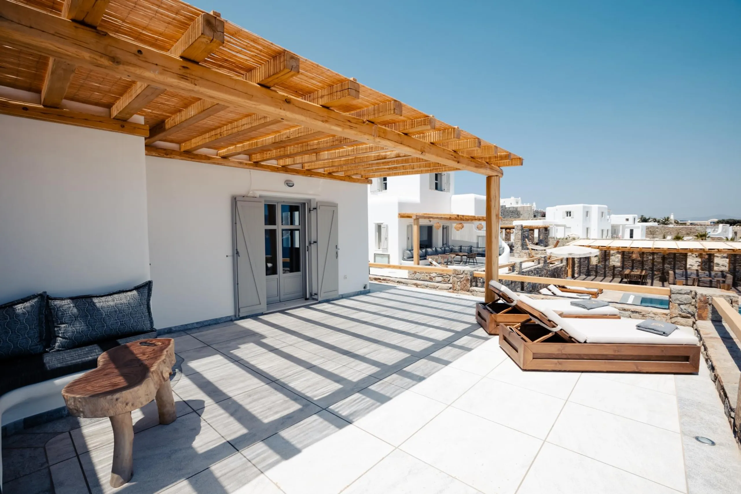 Stylish Mykonos Retreat with Private Pool and Sun Deck — photograph 4
