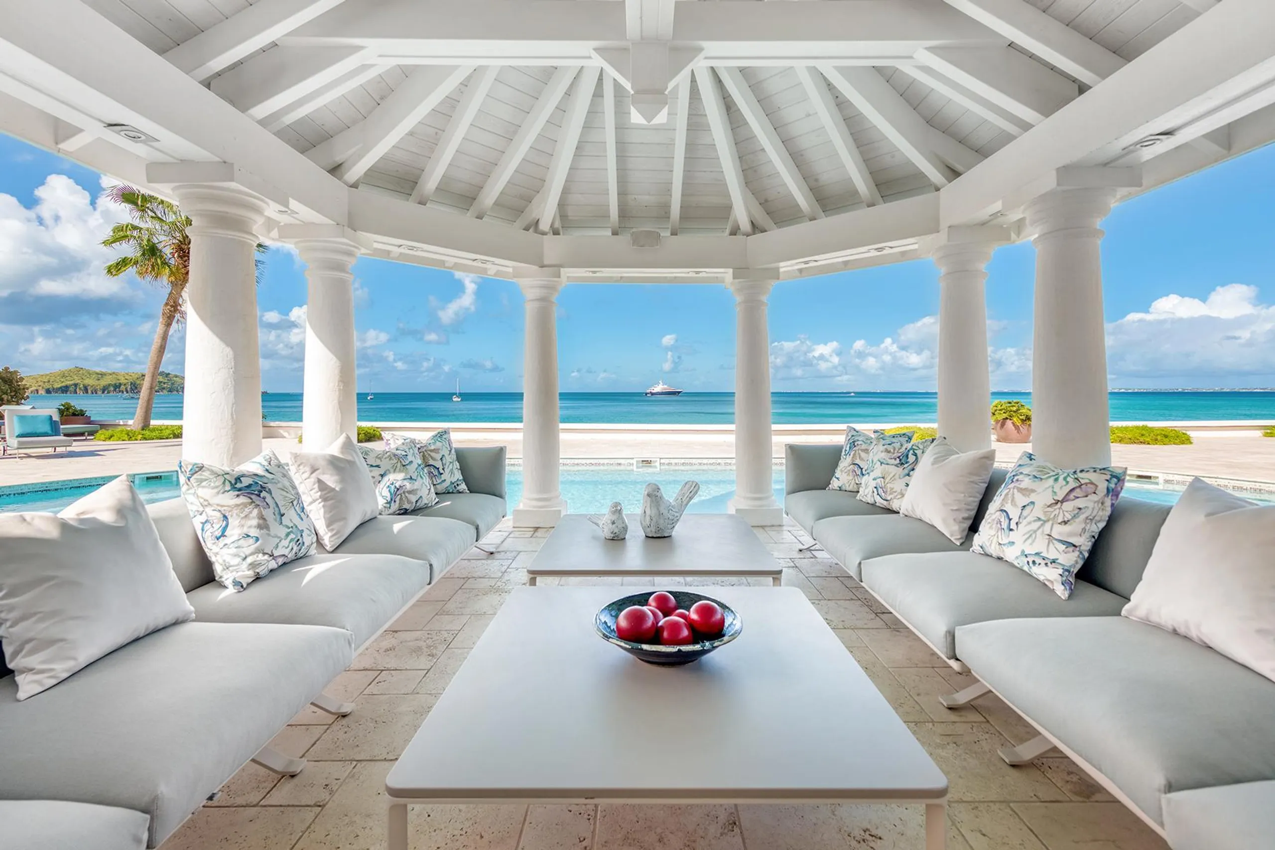 Serene Contemporary Ocean Front Villa with Private Pool and Ocean Views — photograph 11