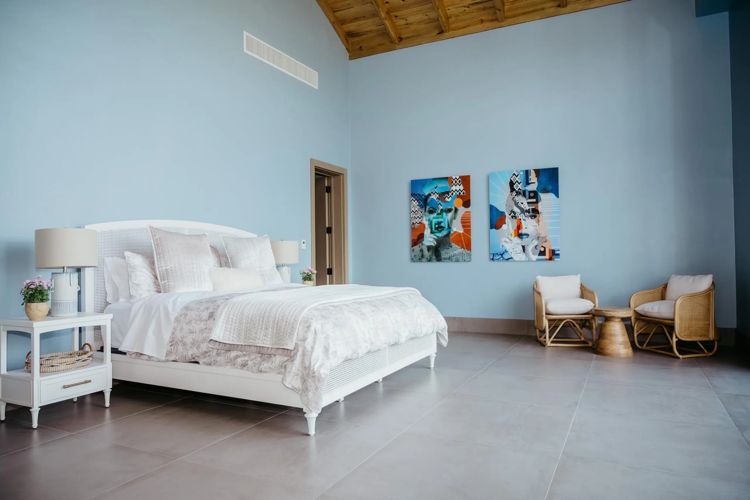 Eclectic Villa with Refreshing Breeze — photograph 12