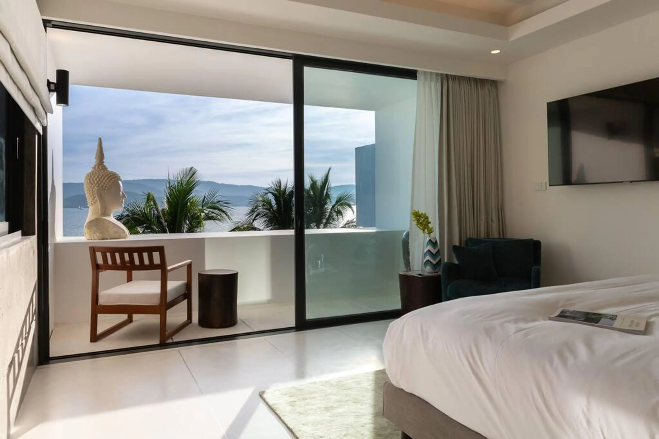 Tranquil Beachfront Villa with Infinity Pool — photograph 6