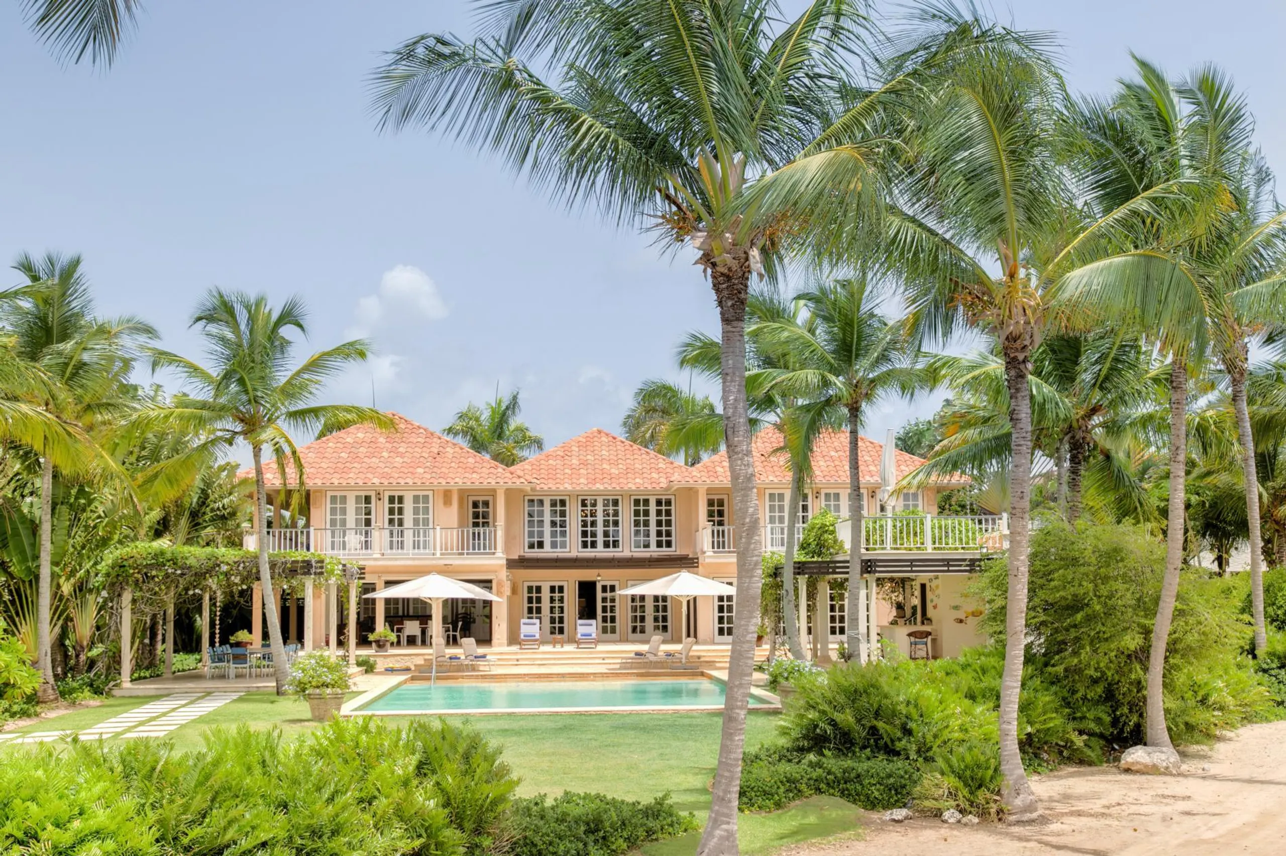 Tropical Paradise Villa in Punta Cana: 9 Bedrooms, Two Pools, and Spacious Living Areas — photograph 2