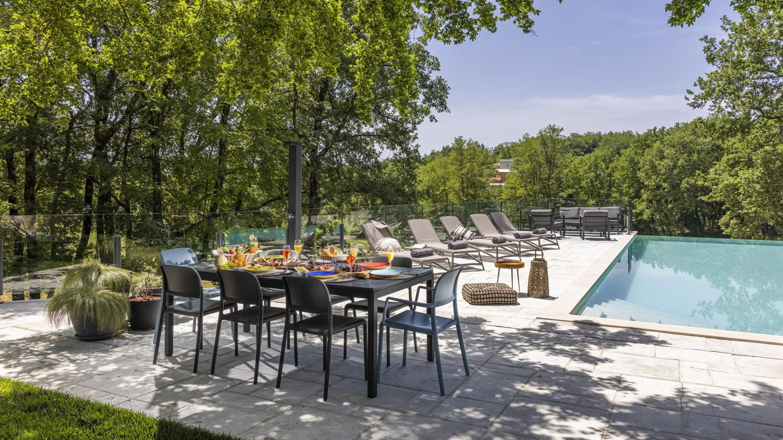 Tranquil Eclectic Villa with Private Pool and Overlooking Lush Greenery — photograph 8