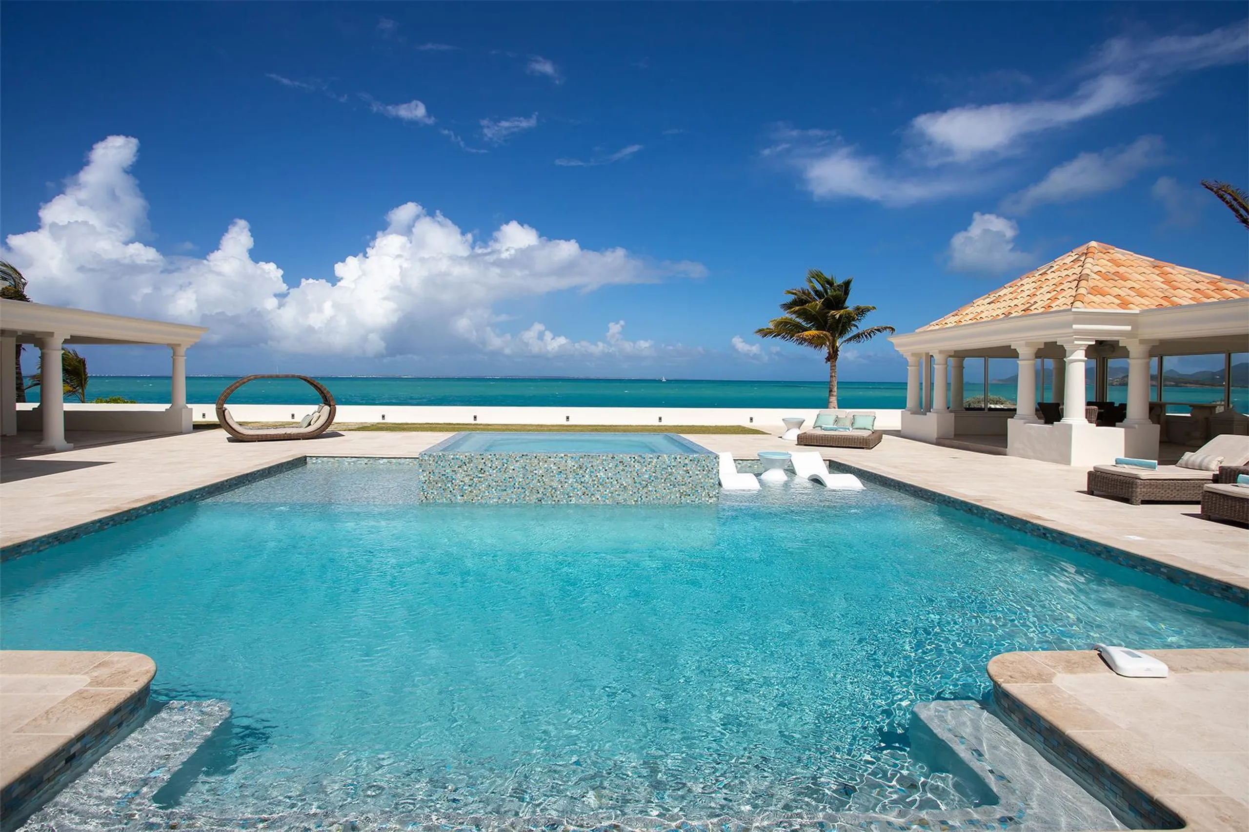 Inspiring Baie Rouge Luxury Villa with Private Pool on a Pristine Beach — photograph 4