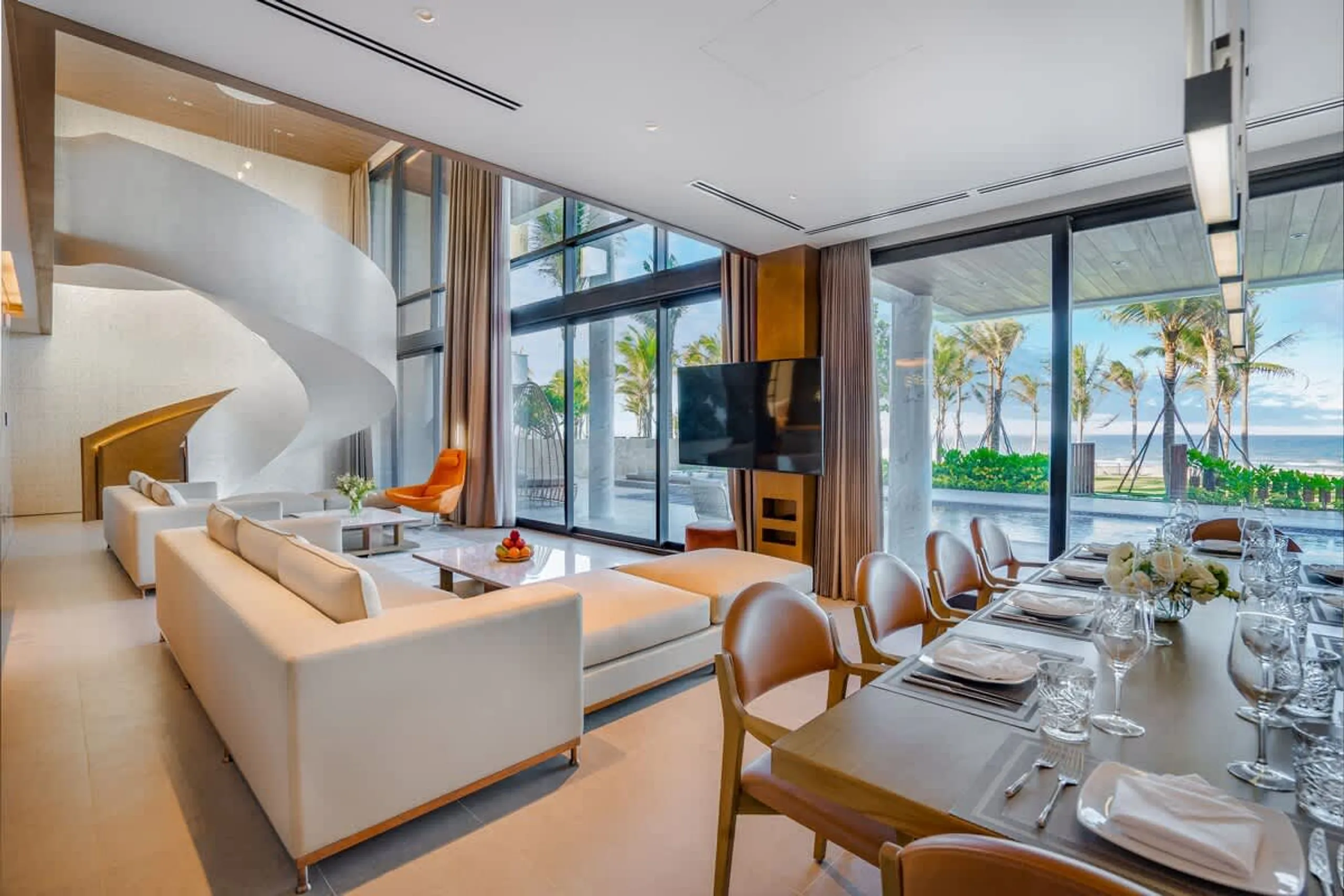 Opulent Da Nang Beach Villa with Pool and Concierge Service — photograph 5