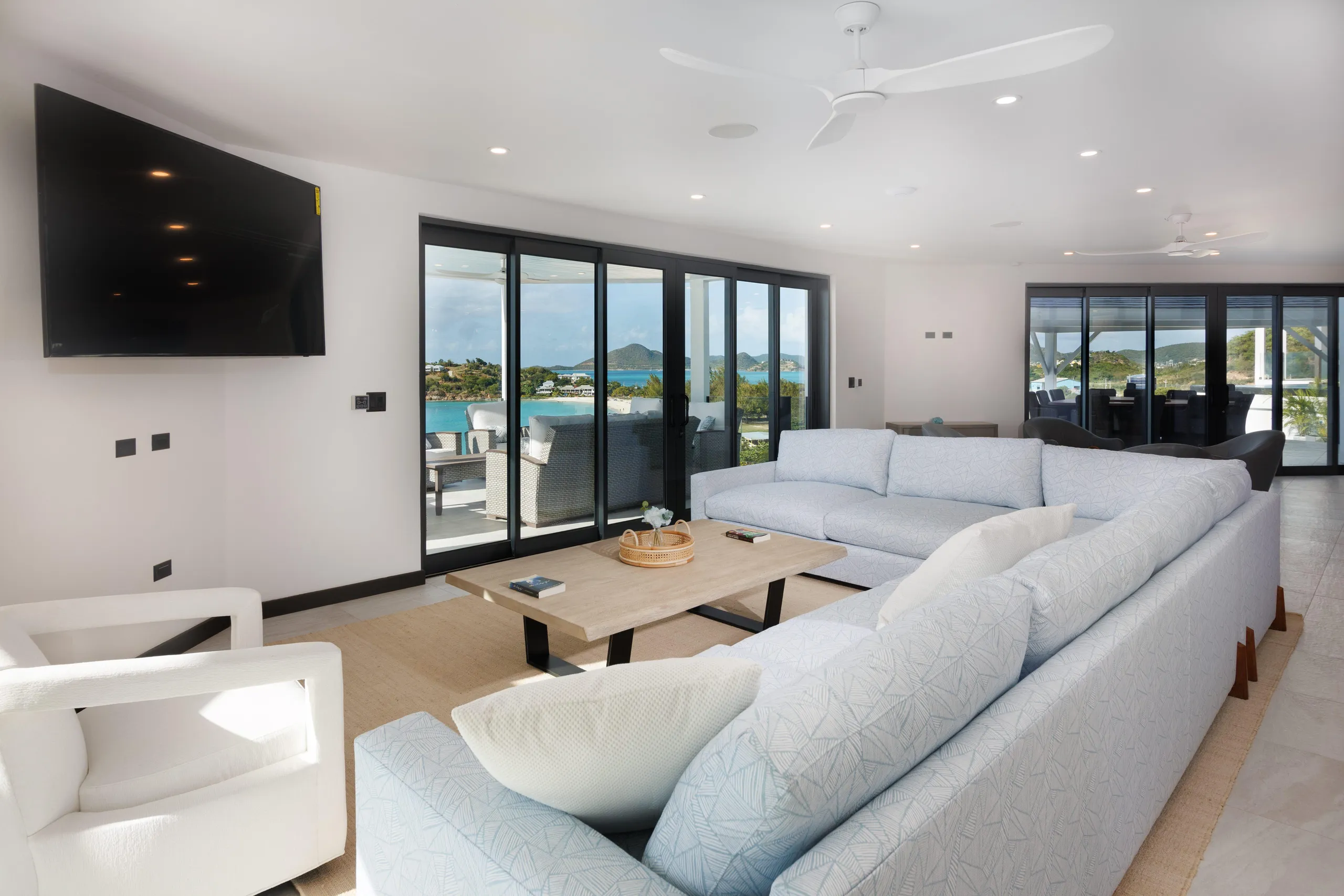 Tranquil Oceanfront Four Bedroom Villa with Infinity Pool and Expansive Wrap-Around Deck — photograph 6