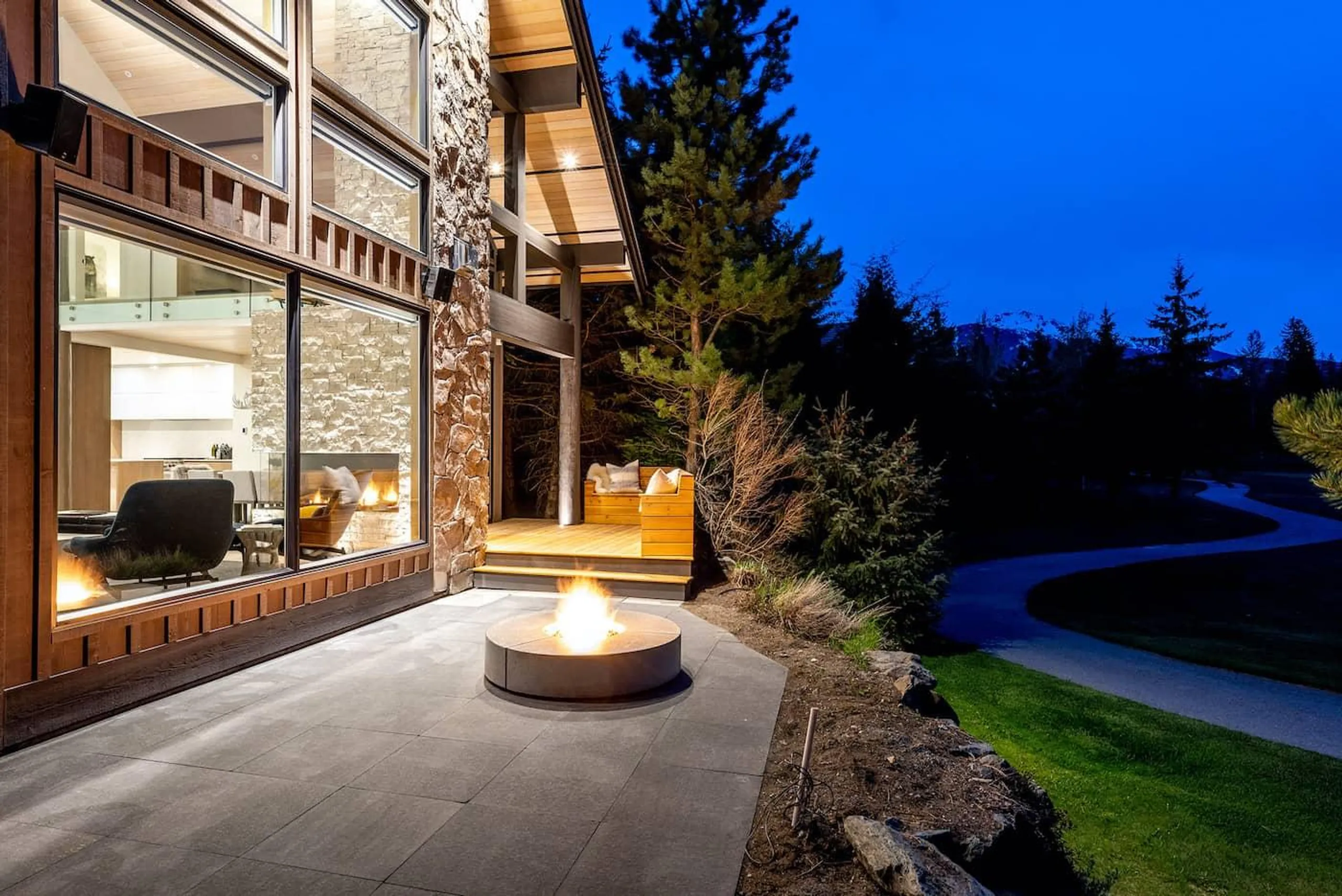 Luxurious Retreat with Majestic Mountain Views and Grandiose Poolside Elegance VILLAWAY® — photograph 12