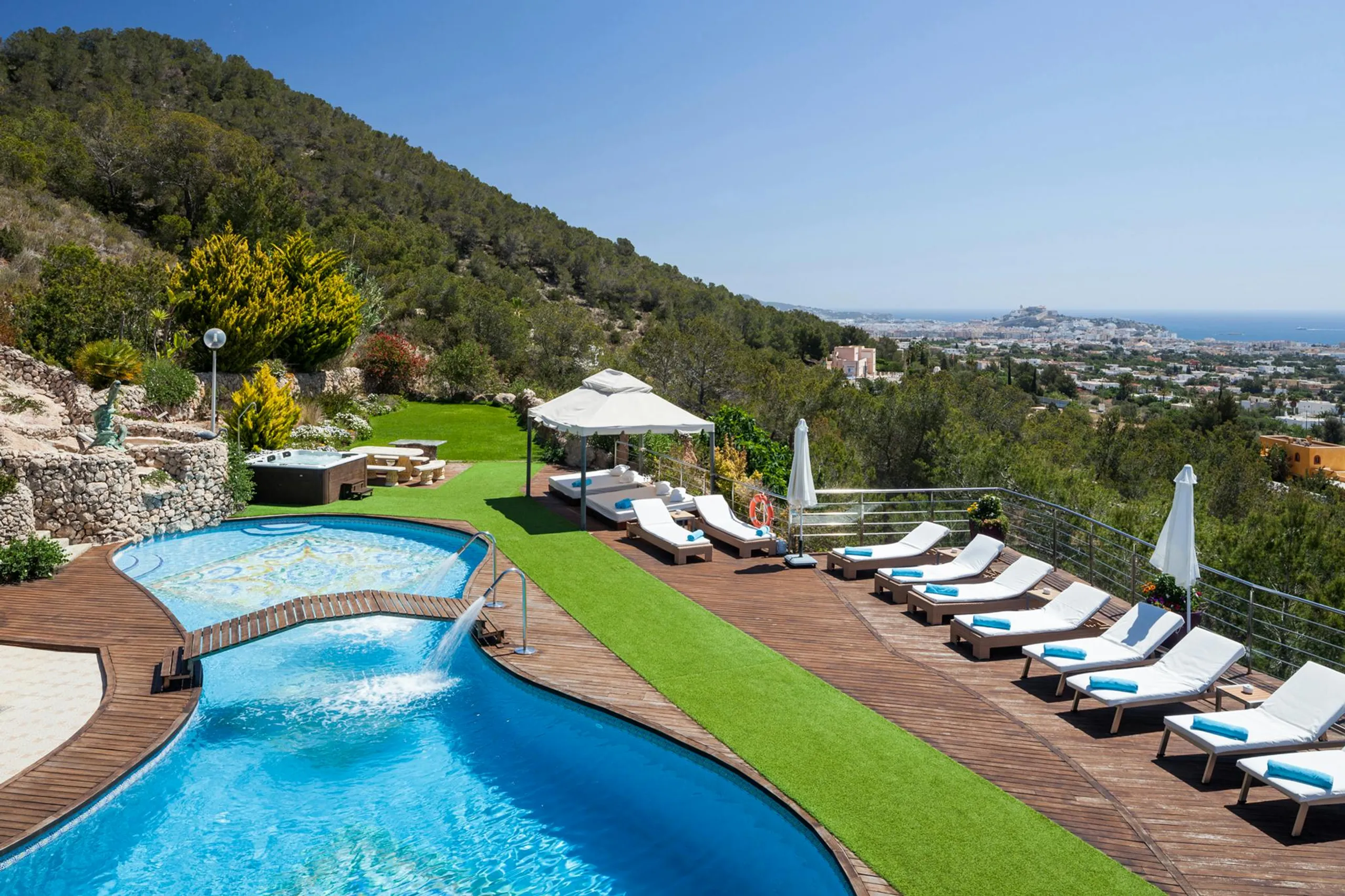 Stunning Oceanview Villa in Ibiza with Private Pool and Jacuzzi — photograph 10