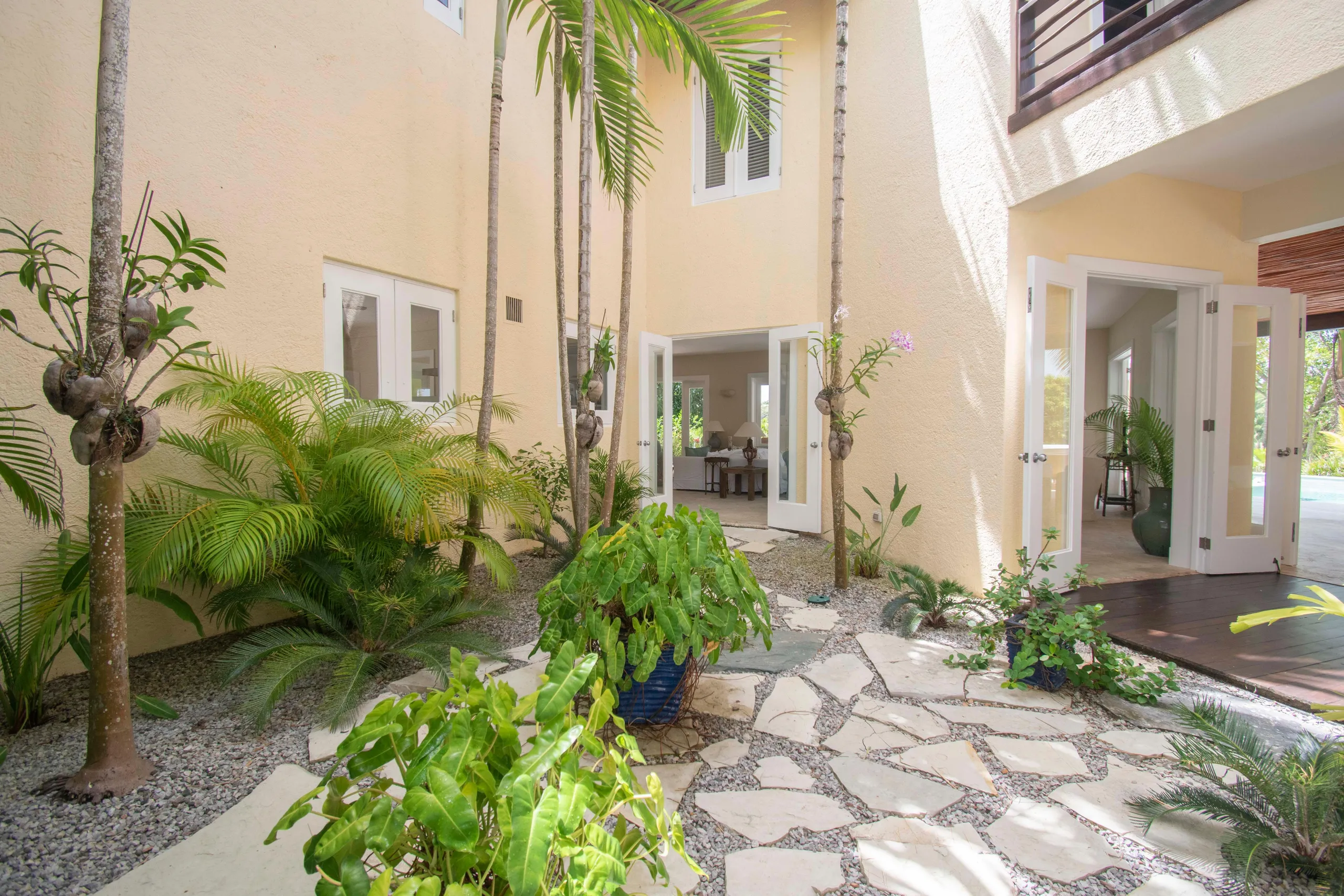 Resplendent Punta Cana Villa with Invigorating Pool — photograph 5