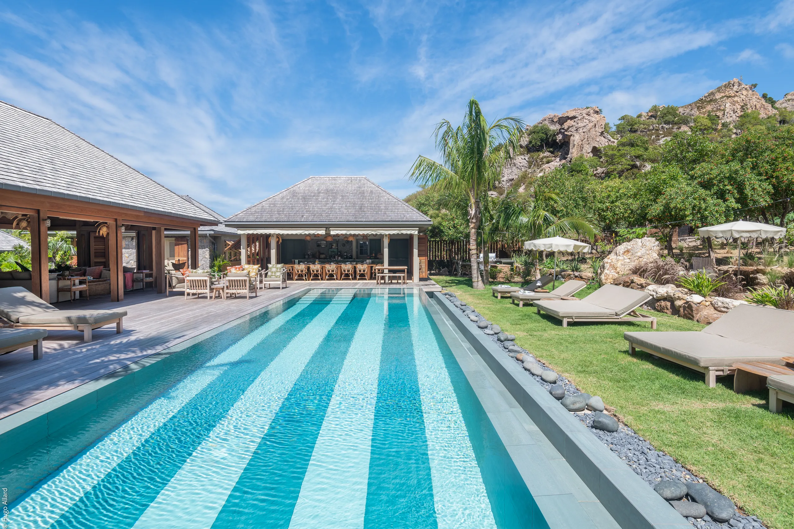 Classic-Meets-Modern Villa with Pool & Private Grounds — photograph 3
