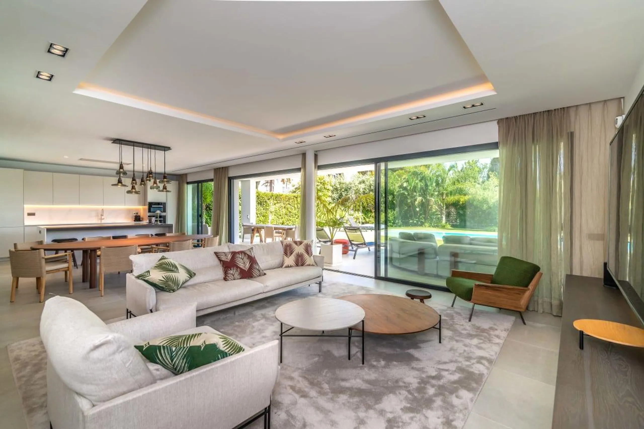 Modern Elegant Estate with Private Pool and Home Theater — photograph 7