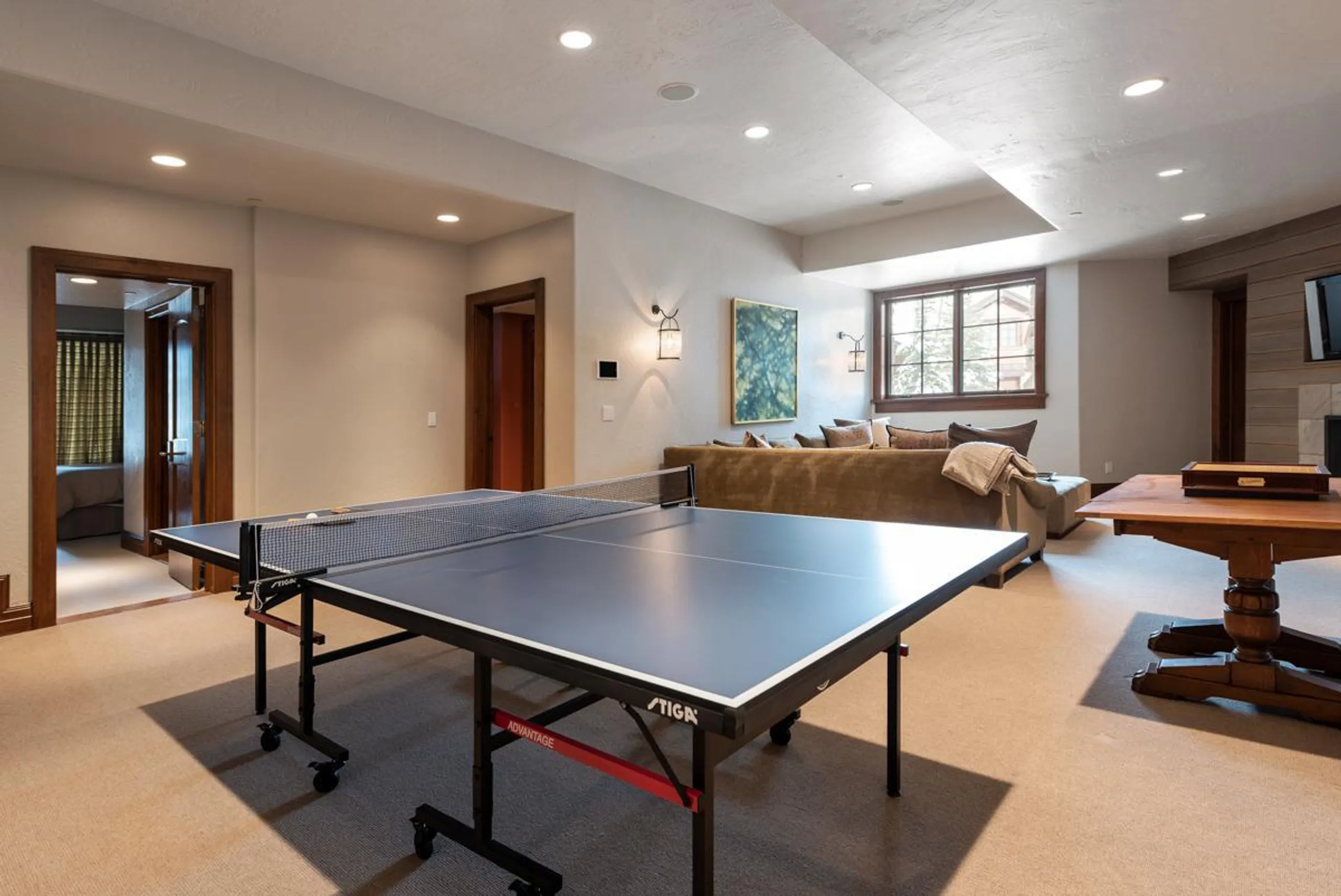 Exquisite Mountain Chalet with Entertainment Room and Stunning Views — photograph 6