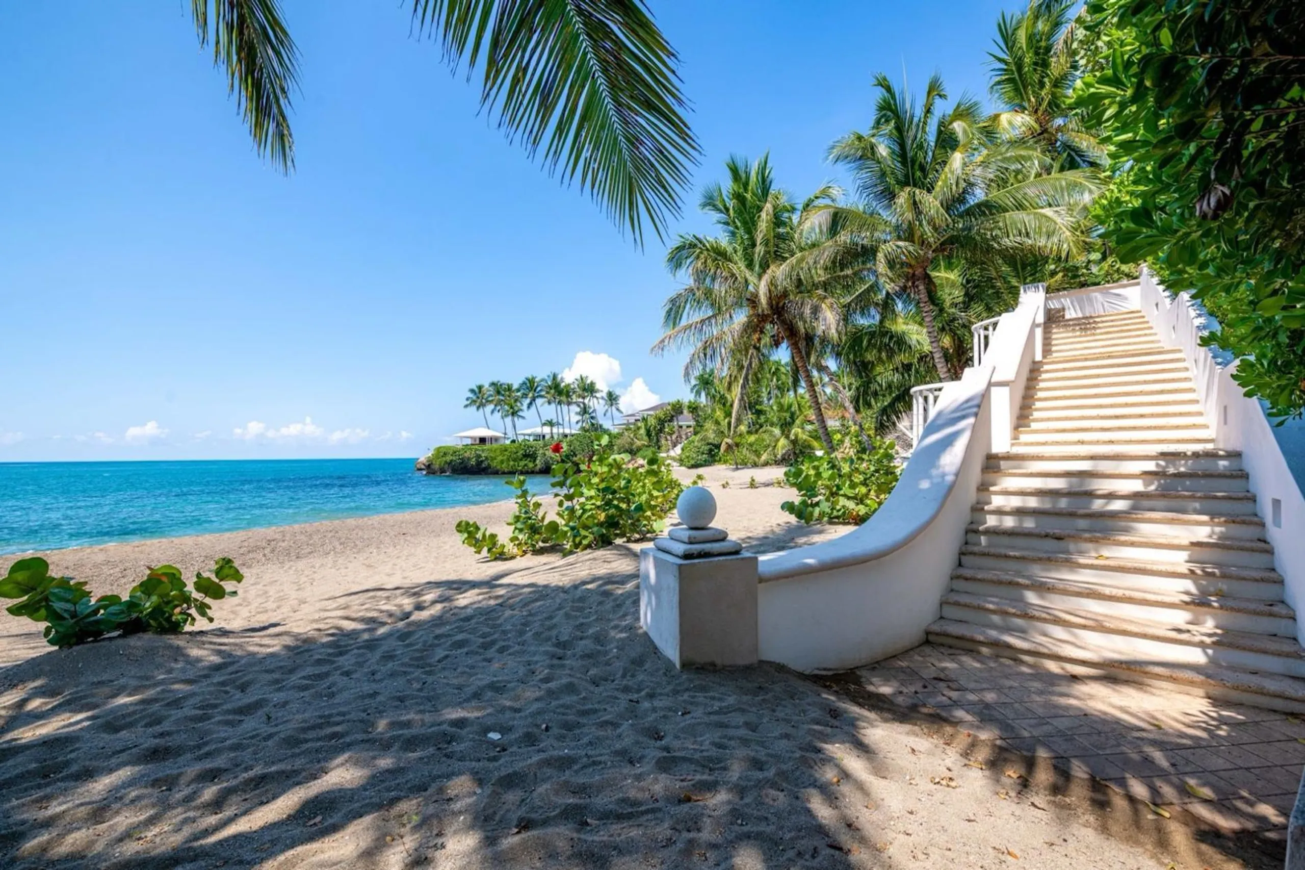 Exquisite Beachfront Villa with Private Pool and Panoramic Sea Views — photograph 4