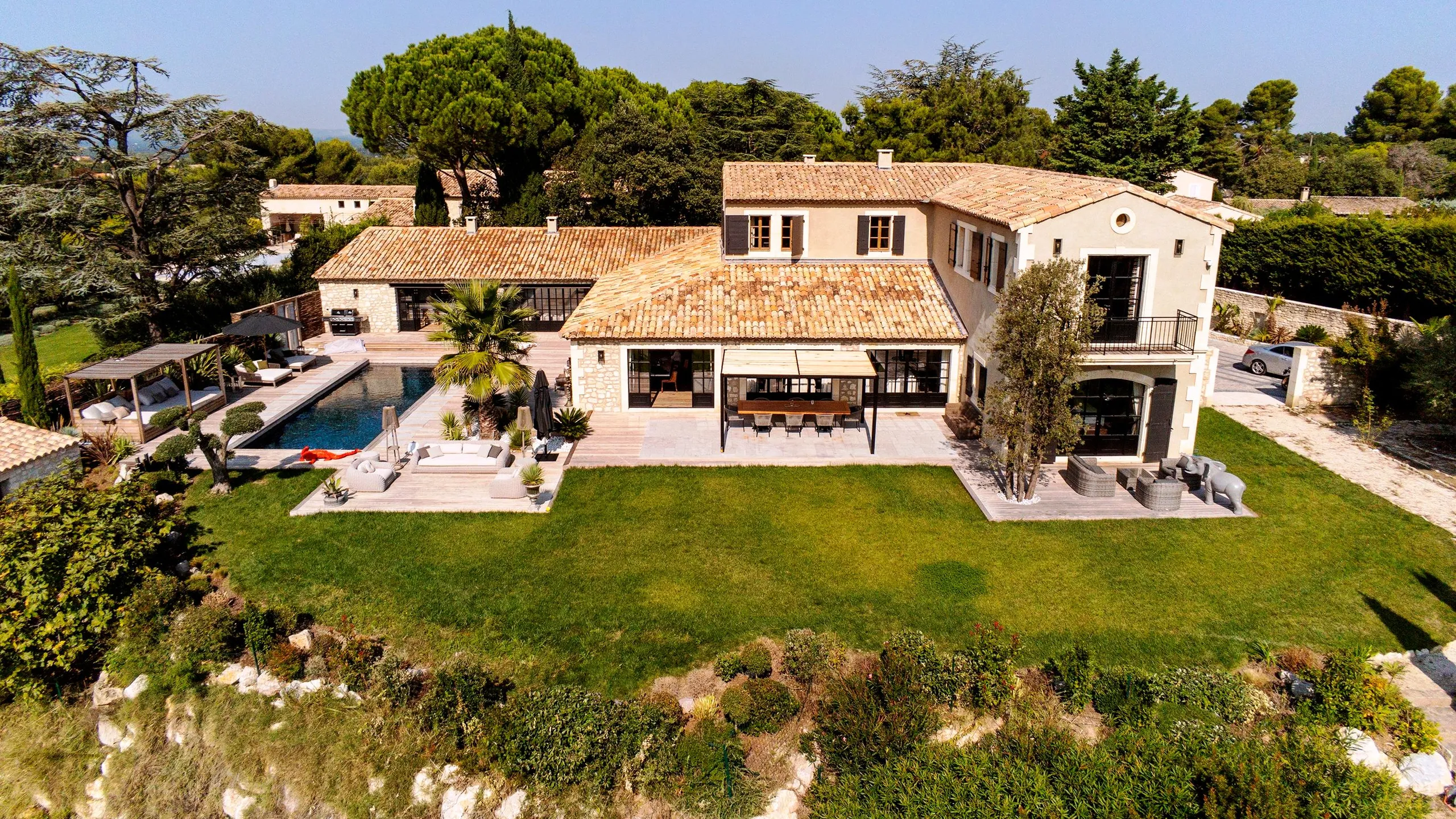 Chic Escape  with Panoramic Mountain Views and a Heated Pool — photograph 6