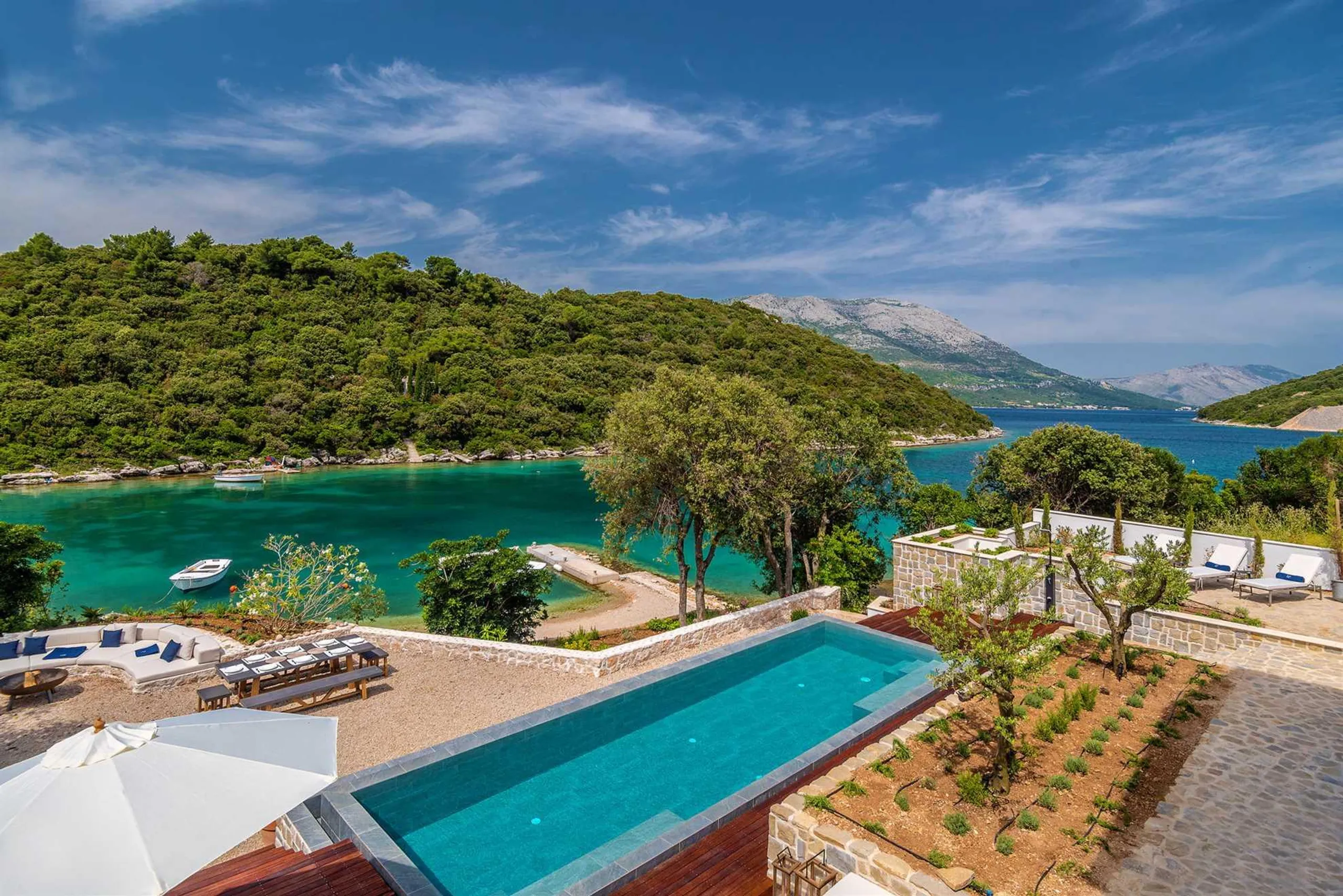 Invigorating Beachfront Villa with Infinity Pool on Korcula Island — photograph 3