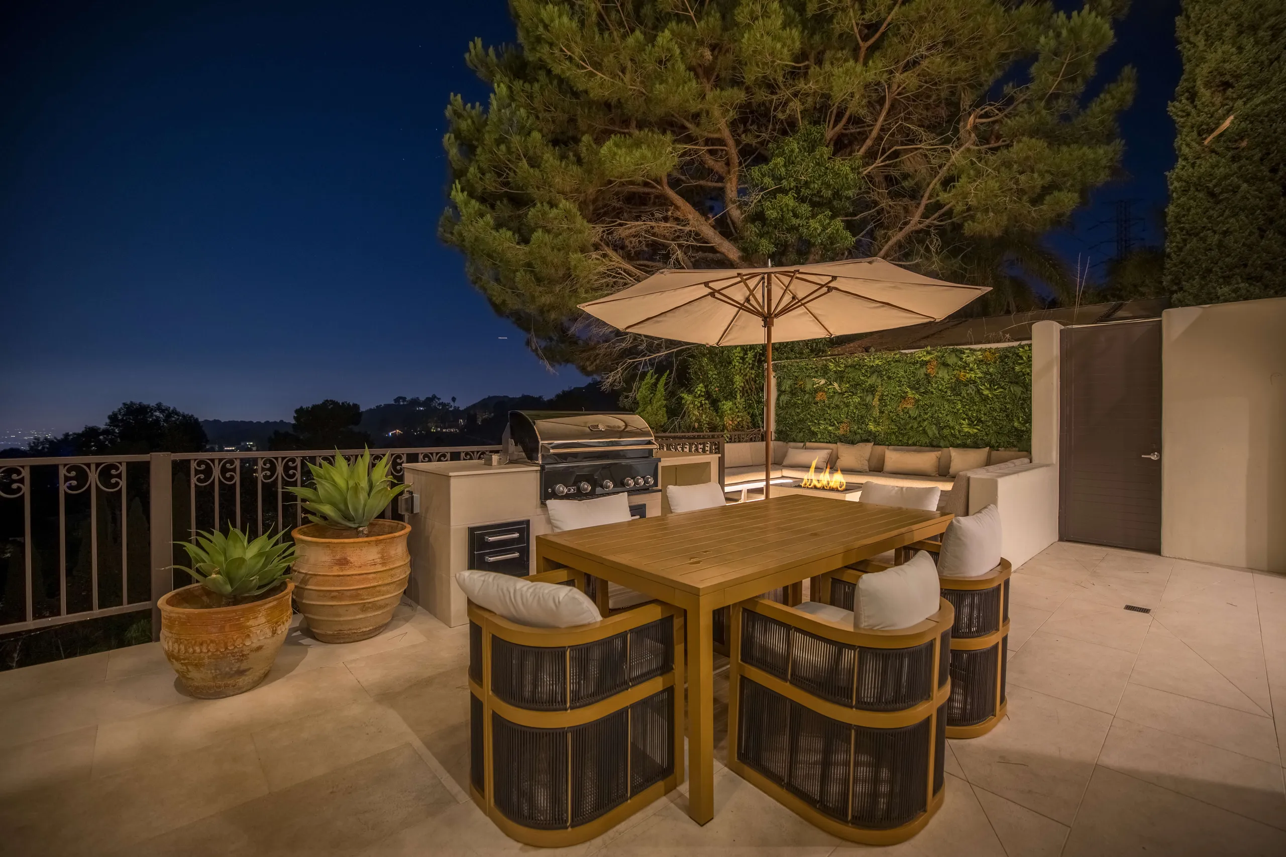 Iconic Mulholland Villa with Pool, Theater & City Views — photograph 5