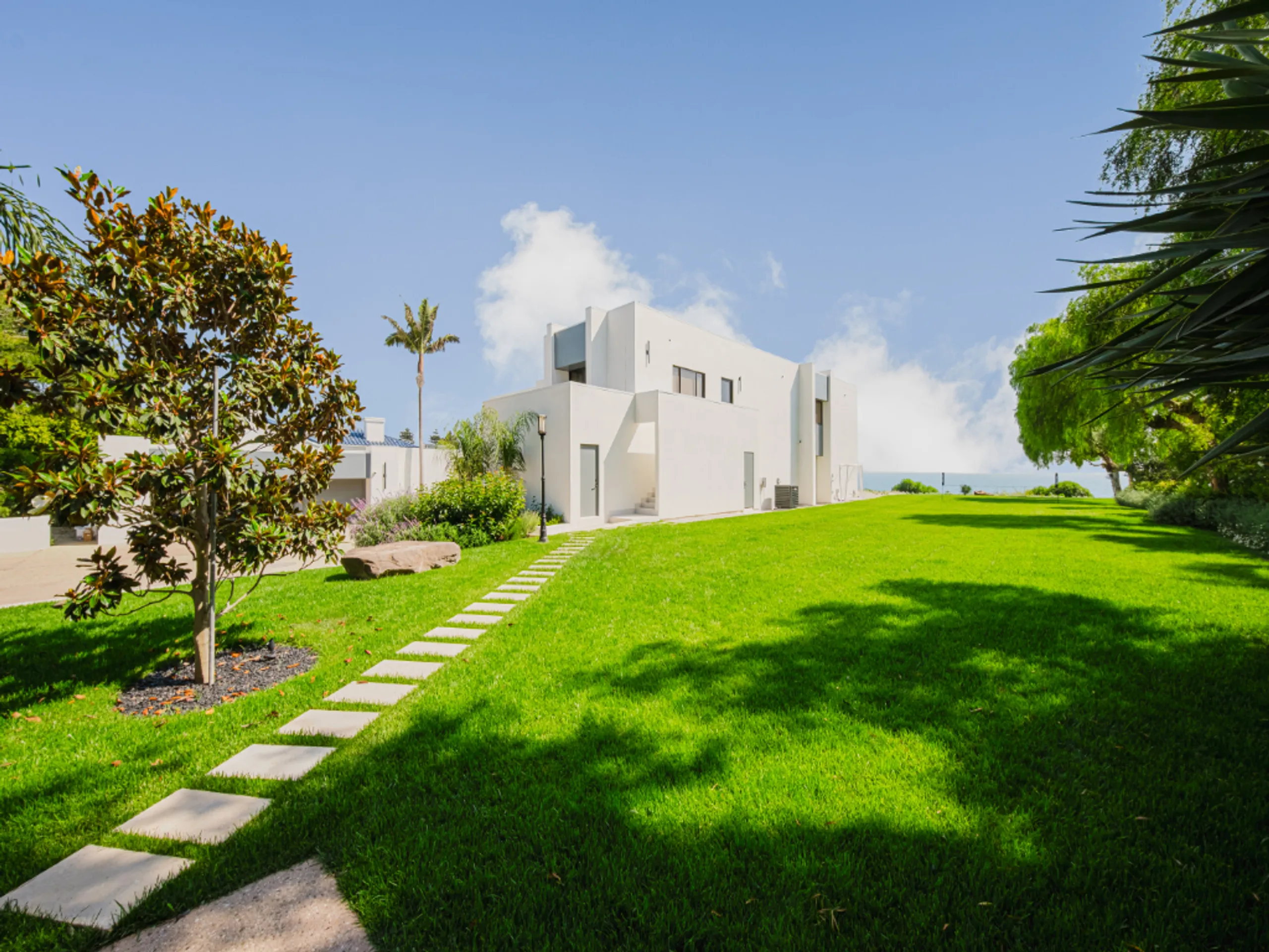Architectural Malibu Bluffside Estate with Panoramic Ocean Views & Walkable Beach Access — photograph 12