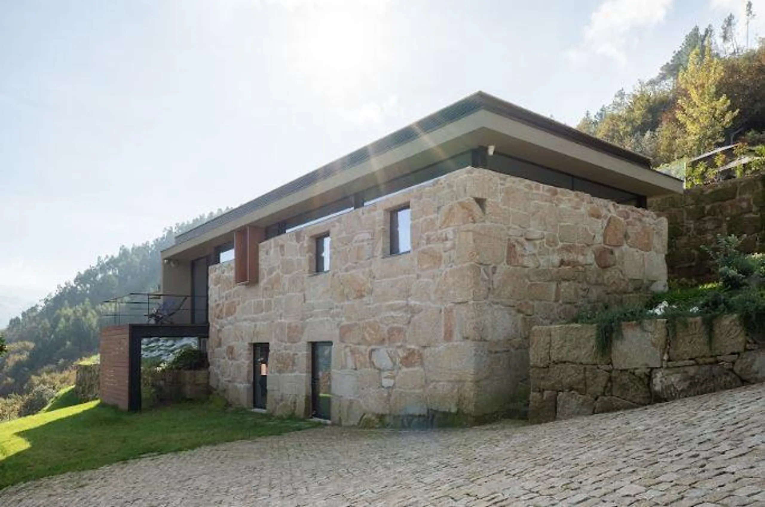 Stunning Luxury Estate with Private Pool and Panoramic River Views — photograph 6