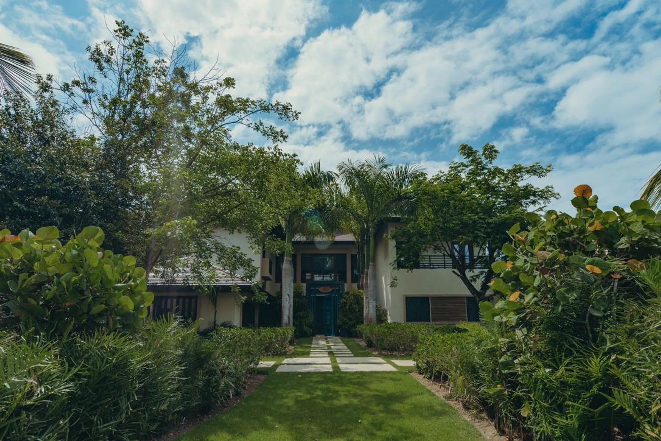 Enchanting Punta Cana Retreat with Private Pool and Tropical Gardens — photograph 4