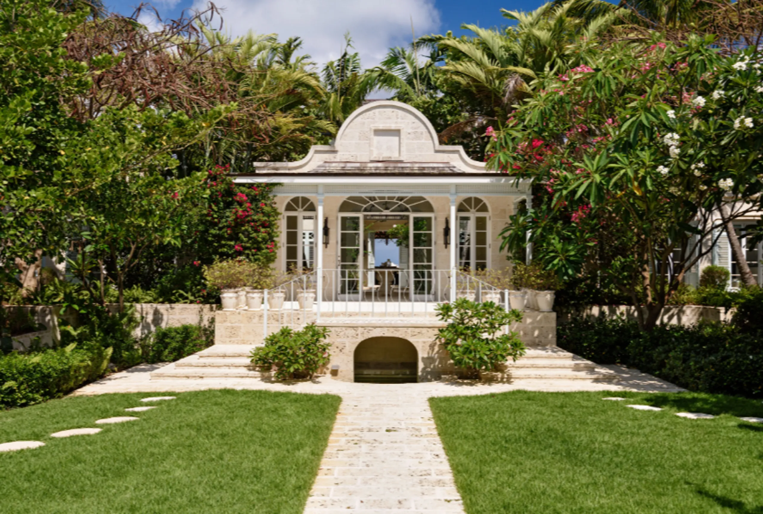 Ocean Front Grand Luxury Oasis with Private Pool and Ocean Views — photograph 7