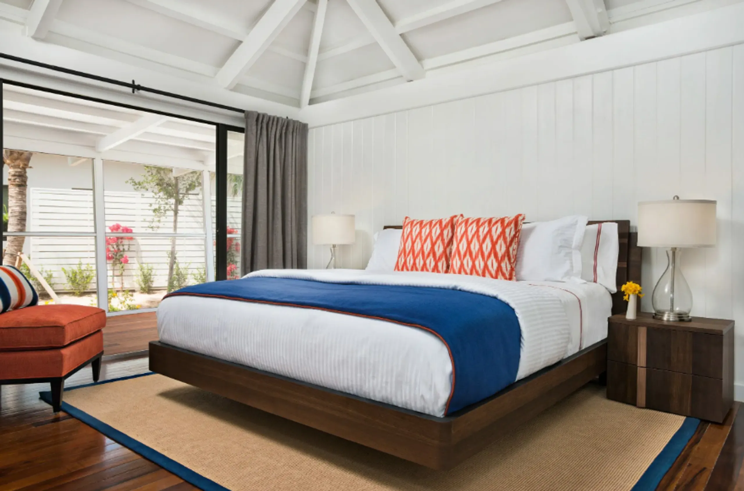 Timeless Beach House Experience with Stunning Views of Shimmering Sea — photograph 12