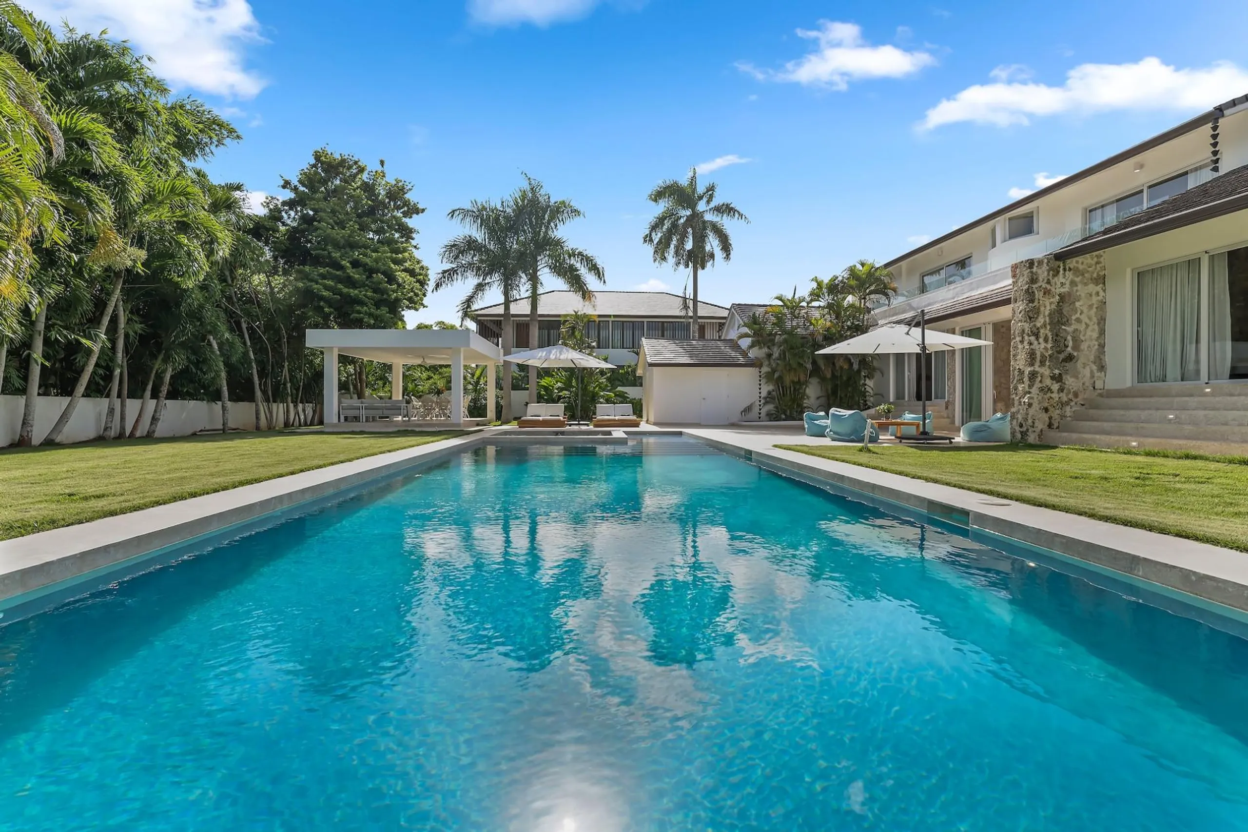 Stylish Poolside Villa with Infinity Pool, Hot Tub & Chic Interiors — photograph 3