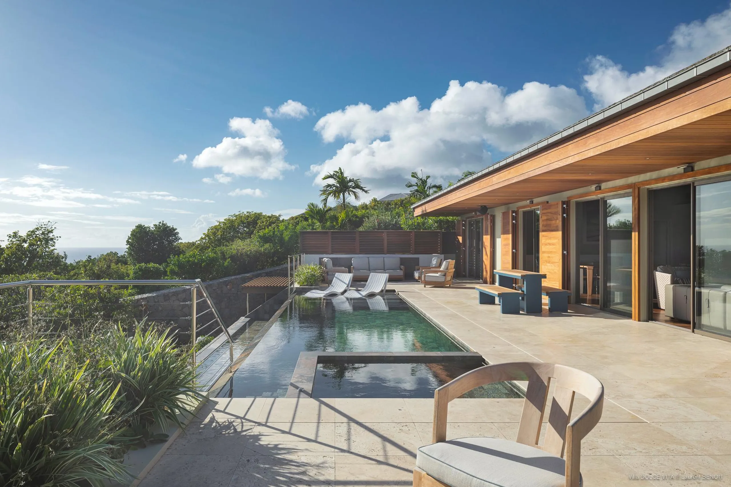 Contemporary Architectural Luxe Estate with Infinity Pool and Panoramic Views — photograph 2