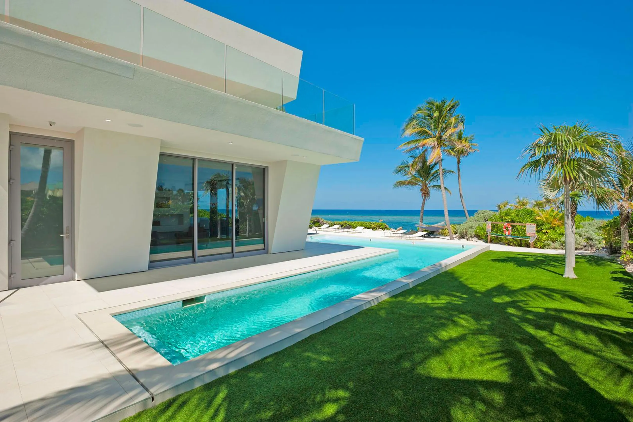 Modern Beachfront Estate with Private Resort Pool and Beach — photograph 6