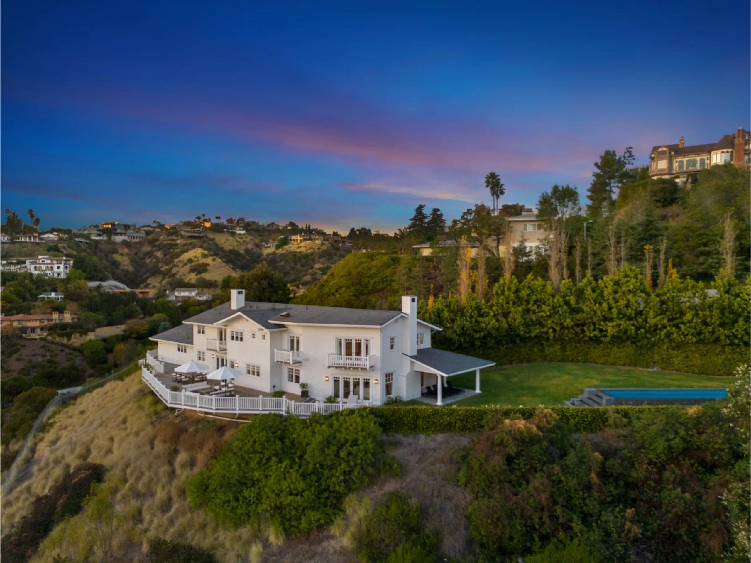 Magnificent Contemporary Villa with Private Pool and Garden Grounds — photograph 4