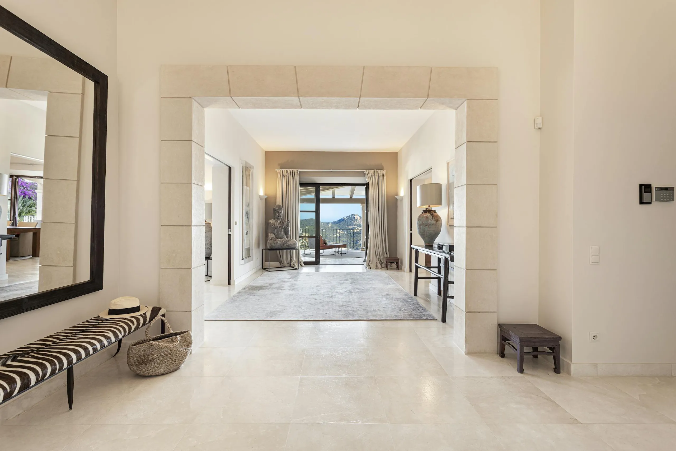 Abundant Oceanview Villa with Fireplace, Infinity Pool, and Fitness Room — photograph 7