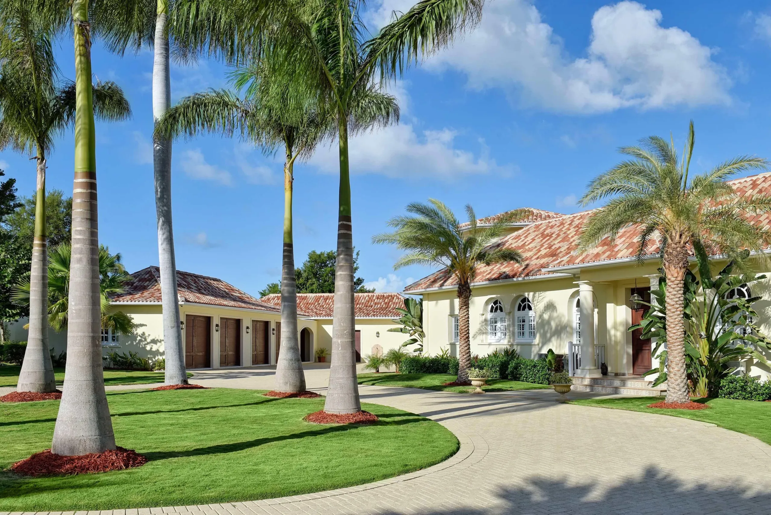 Elegant Private Beachfront Estate with Large Private Pool and Ocean Views — photograph 5