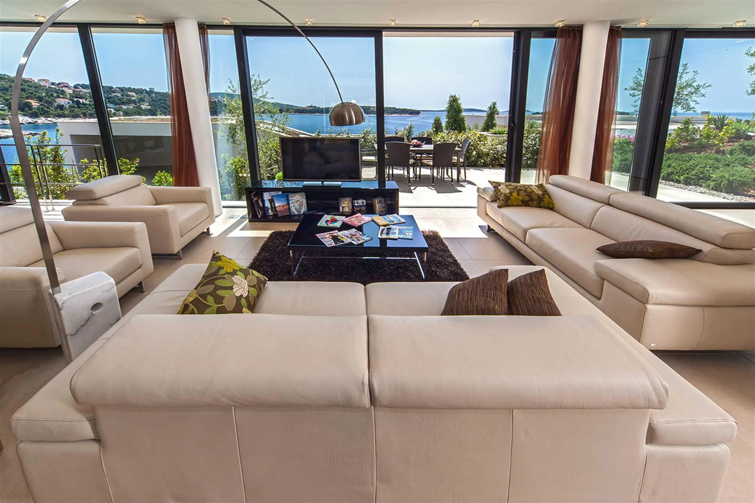 Plush Villa with Pool and Beautiful Sea Views — photograph 9