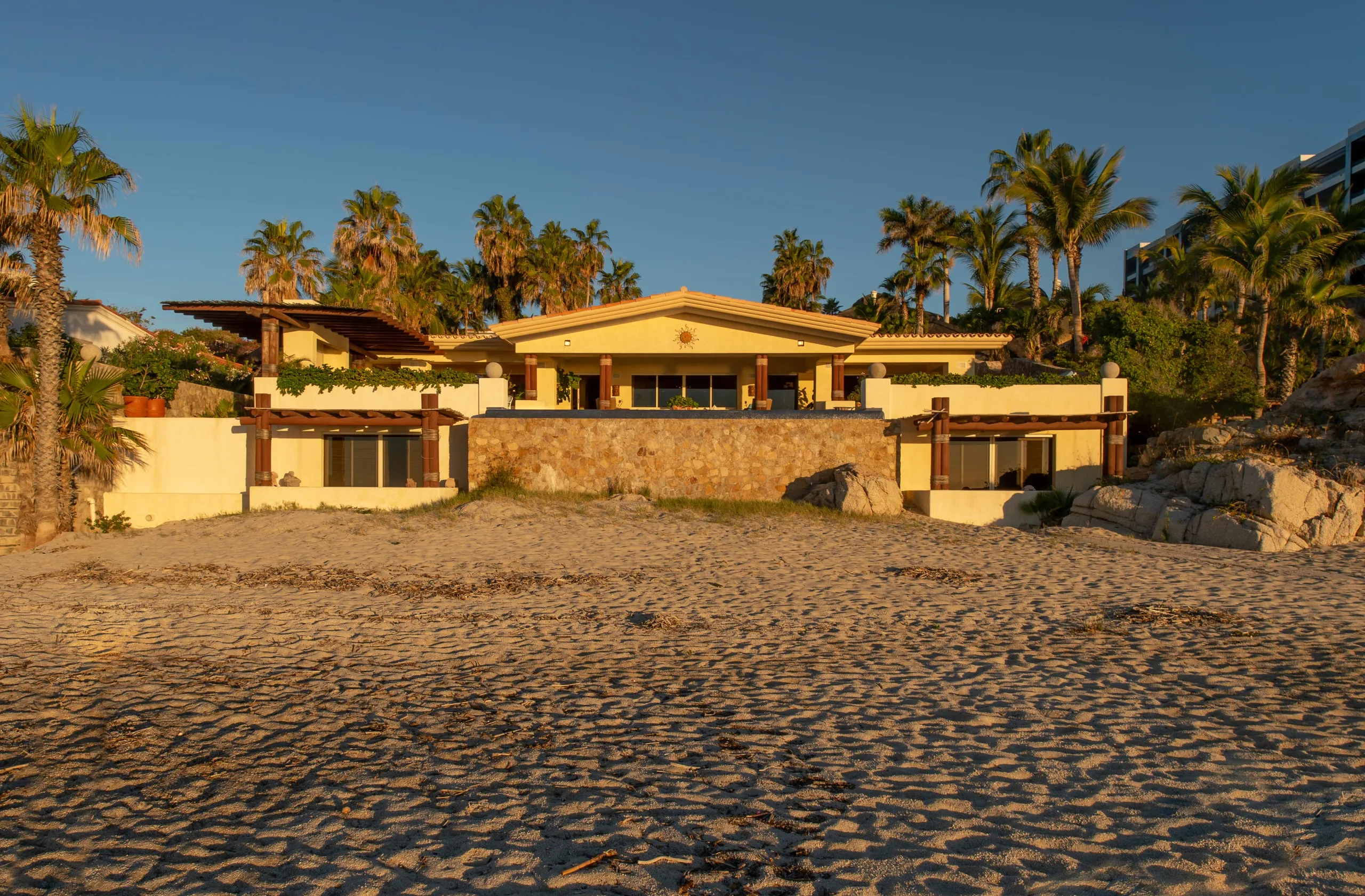 Costa Brava Resort Beachfront Luxury Villa with Infinity Pool and Ocean Views — photograph 5