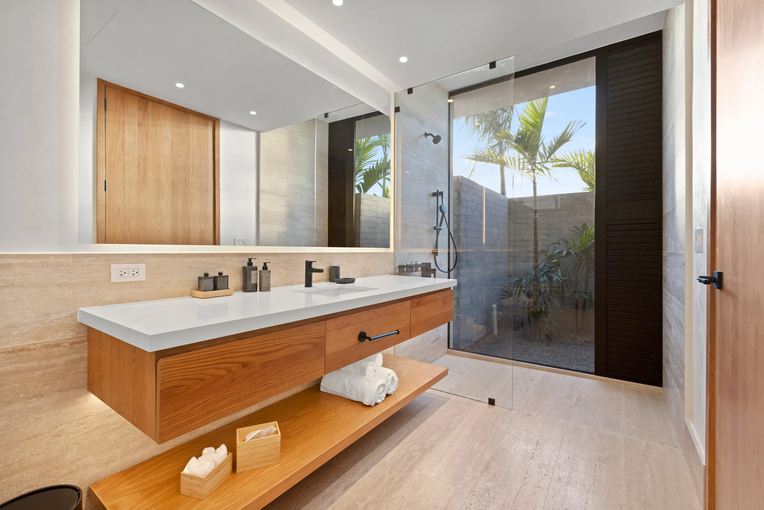 Captivating Luxury Villa with Pool and Garden Grounds — photograph 7
