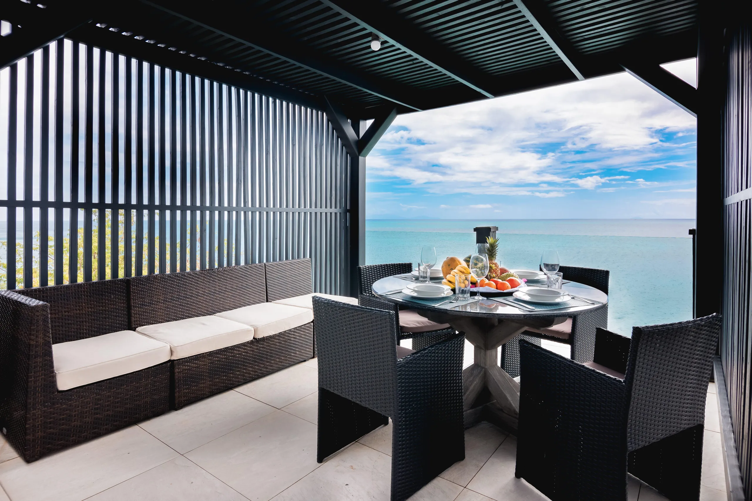 Magnificent Oceanfront 5-Bedroom Villa with with Infinity Pool, Private Garden and Sunset Views — photograph 10