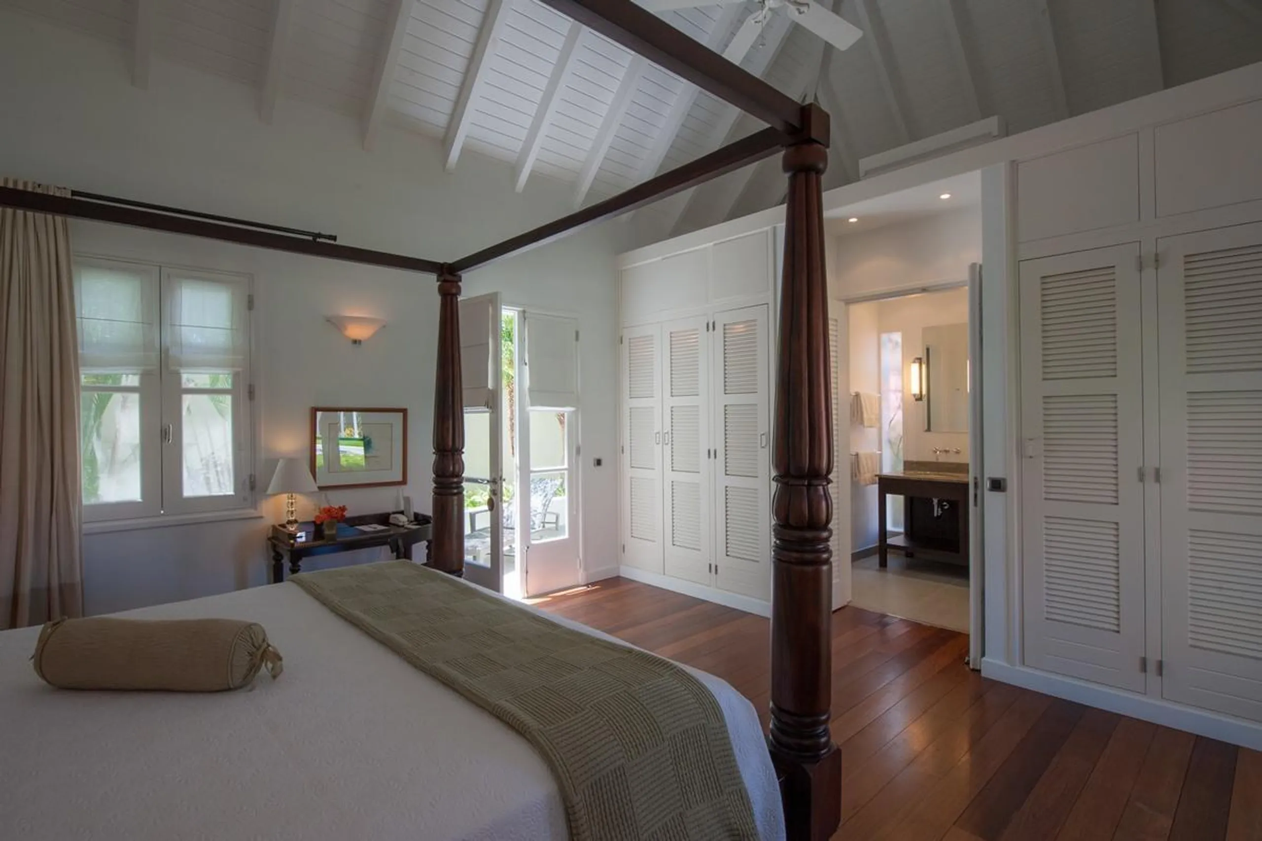 Glamorous Oceanside Estate with Private Pool and Gourmet Kitchen — photograph 10