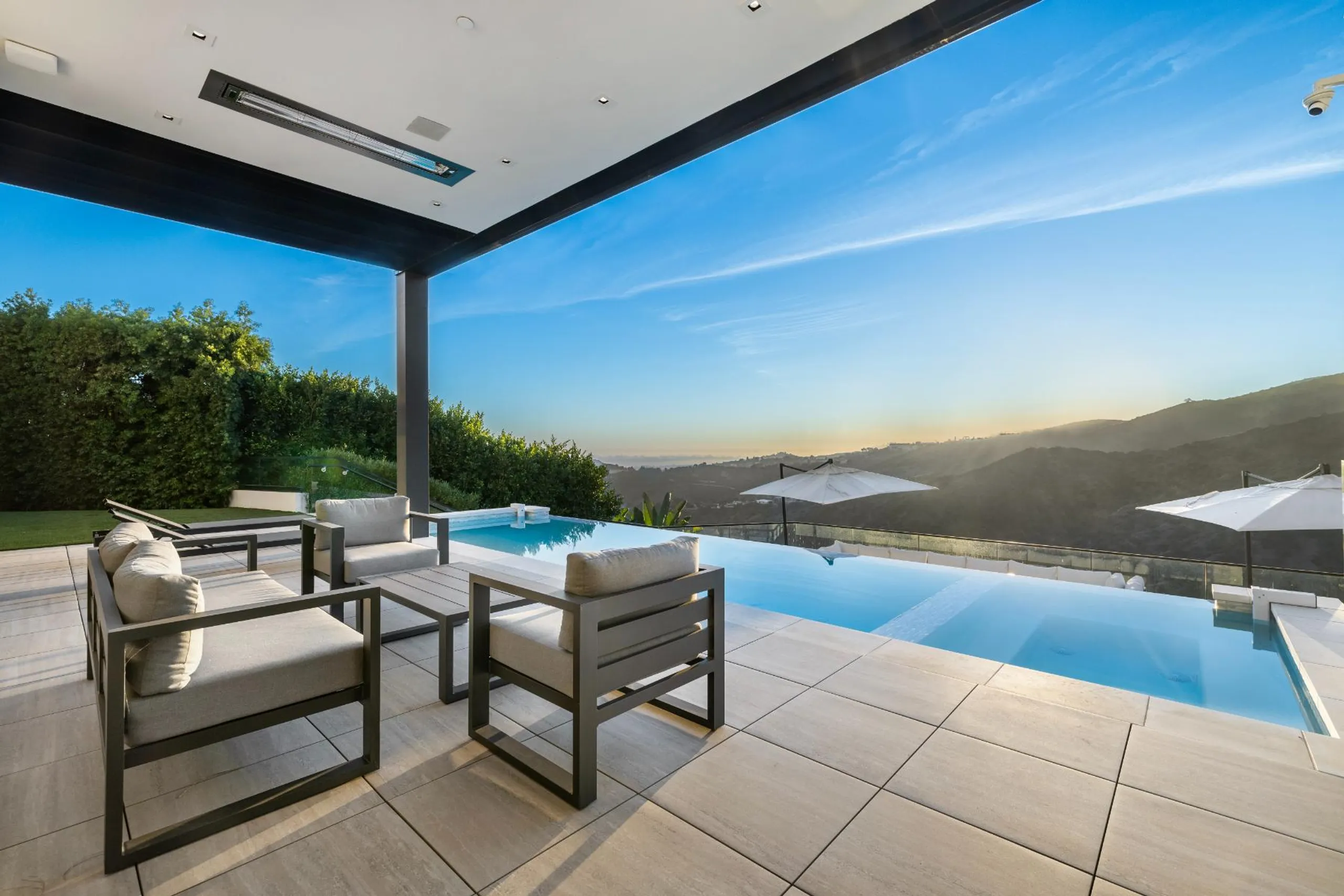 Grand Bel AIr Luxury Modern Estate with Infinity Pool and Panoramic Views — photograph 2