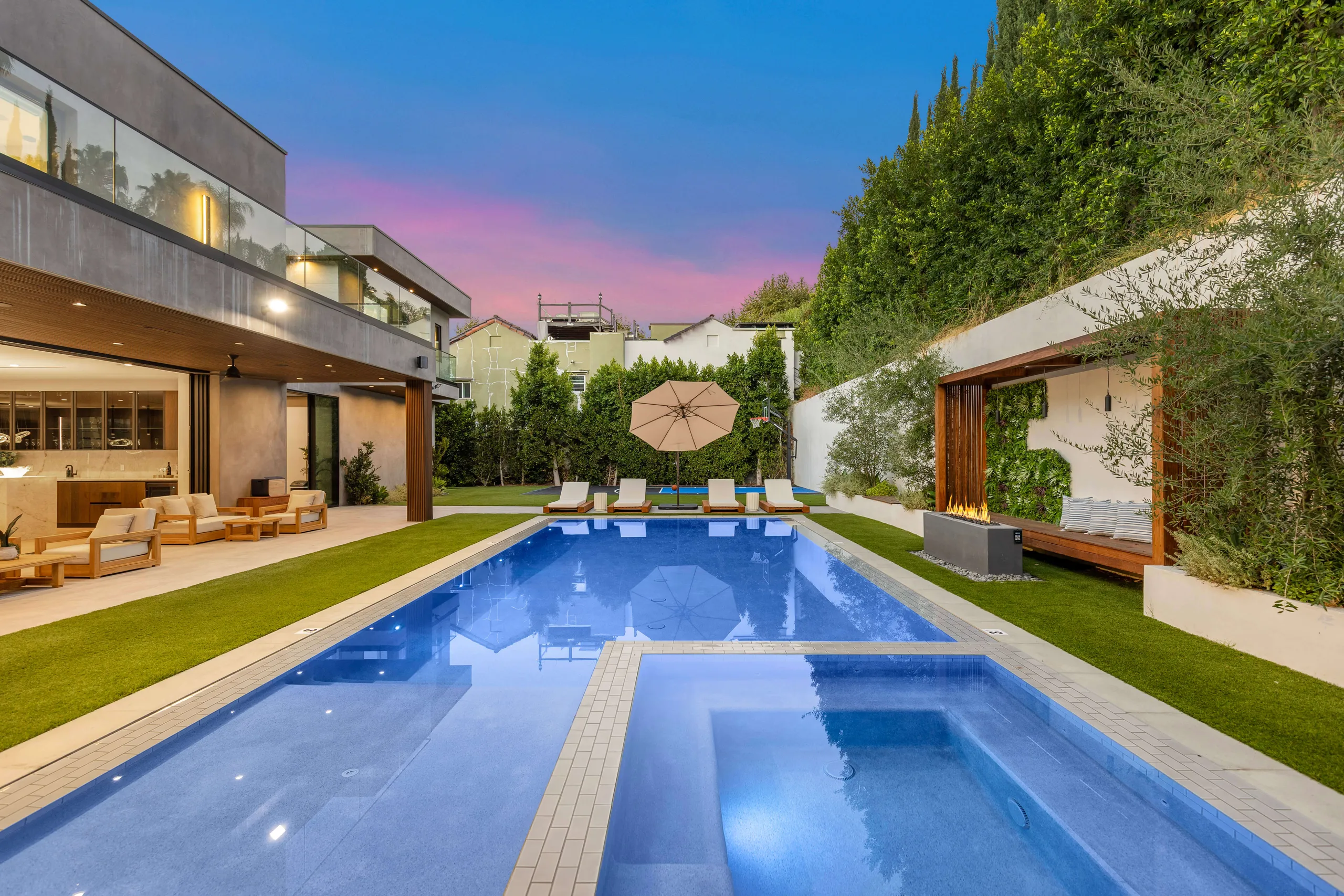 Ultra Modern LA Luxury Estate with Grand Pool and Entertainment Area — photograph 5