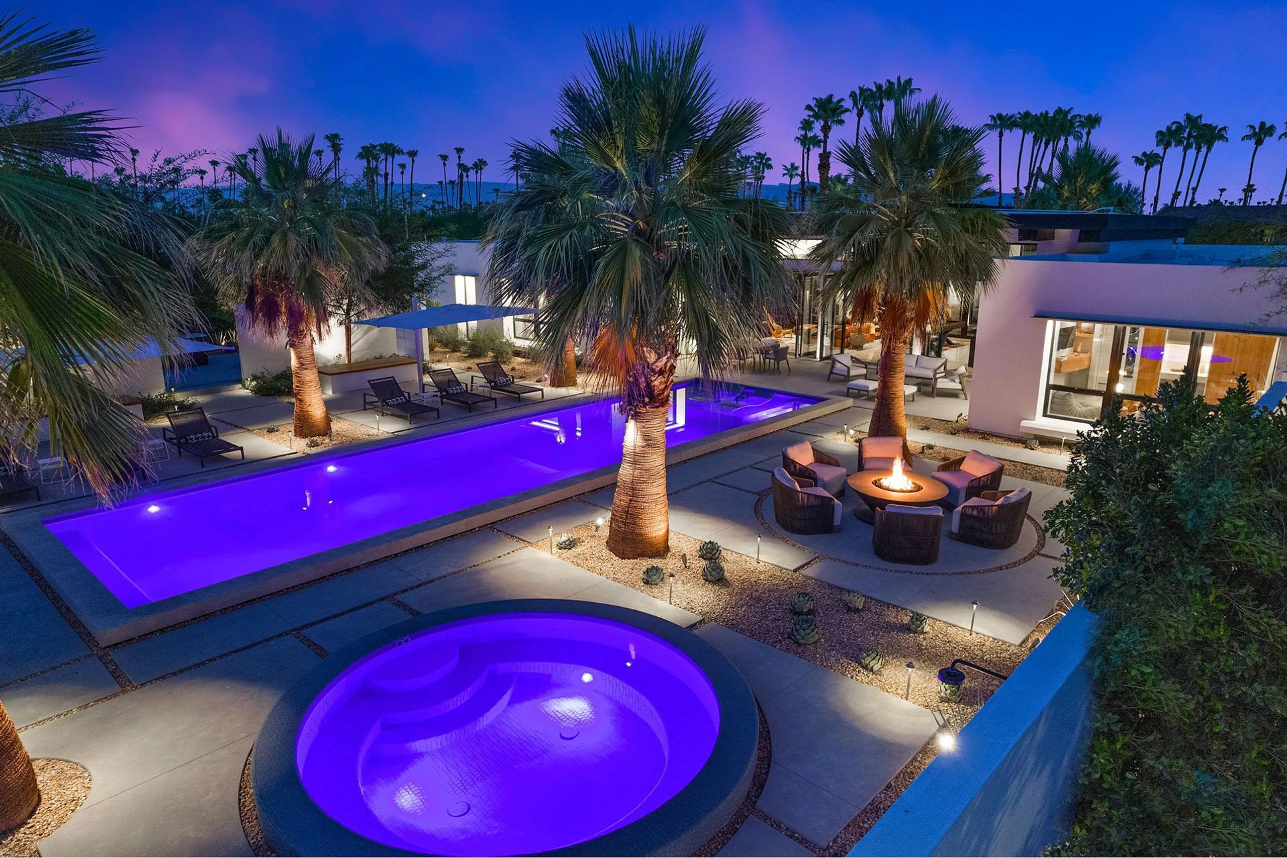 Marvelous Modern Estate with Private Pool, Jacuzzi, and Entertainment Room — photograph 10