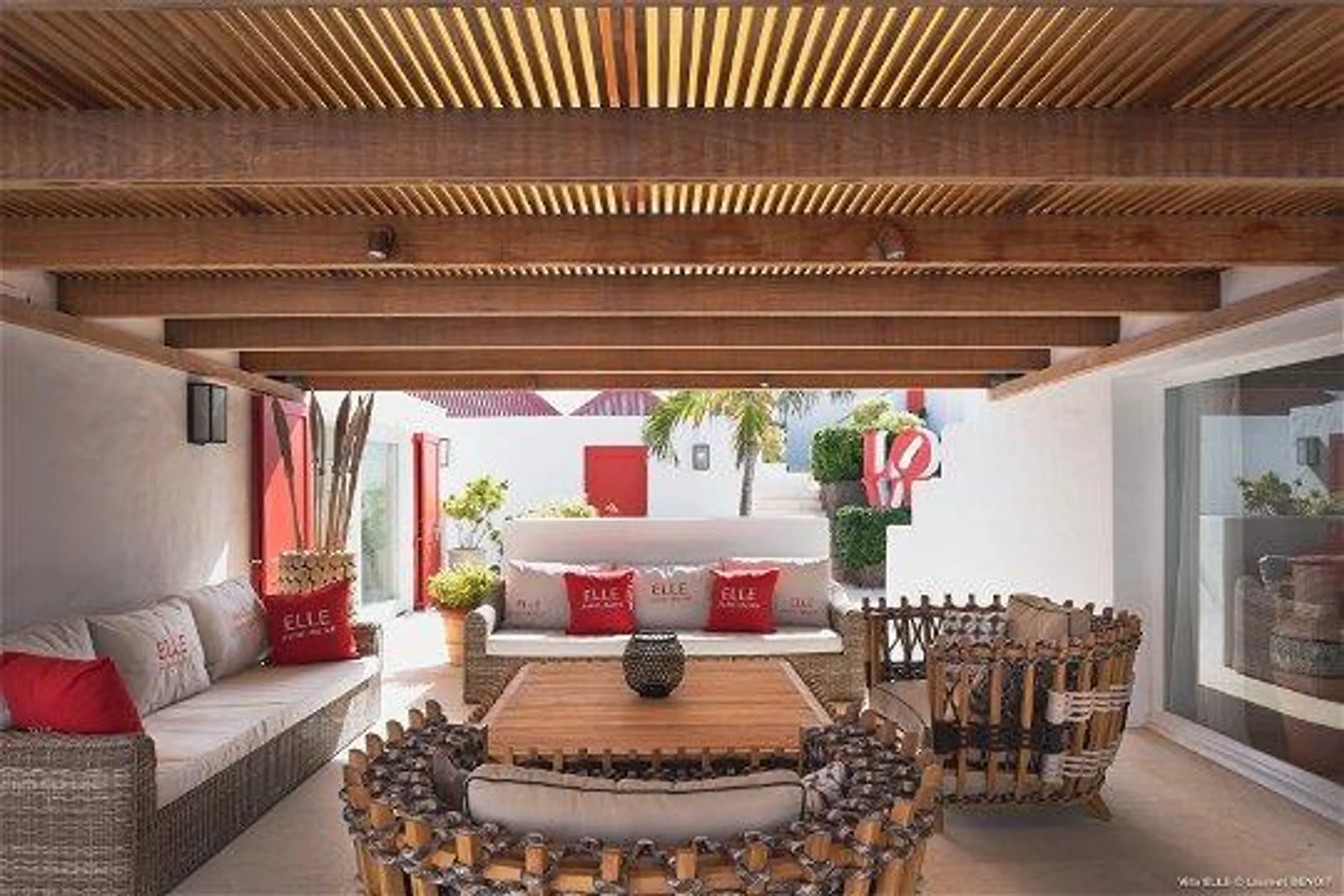 Stylish Contemporary Styled Villa with Heated Pool, Jacuzzi and Ocean Views — photograph 10
