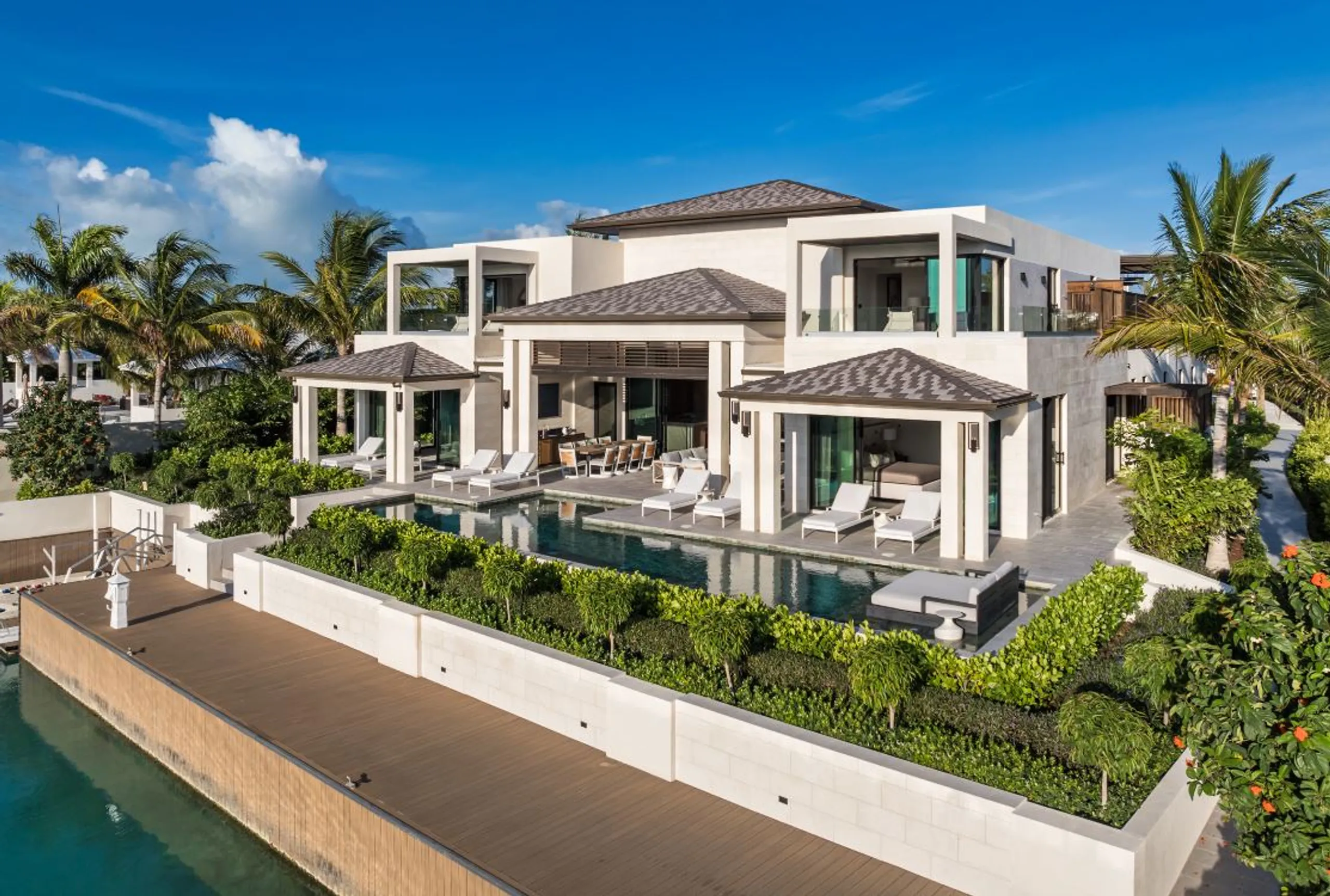 Elegant 7-Bedroom Villa with Infinity Pool, and Stunning Canal Views — photograph 4