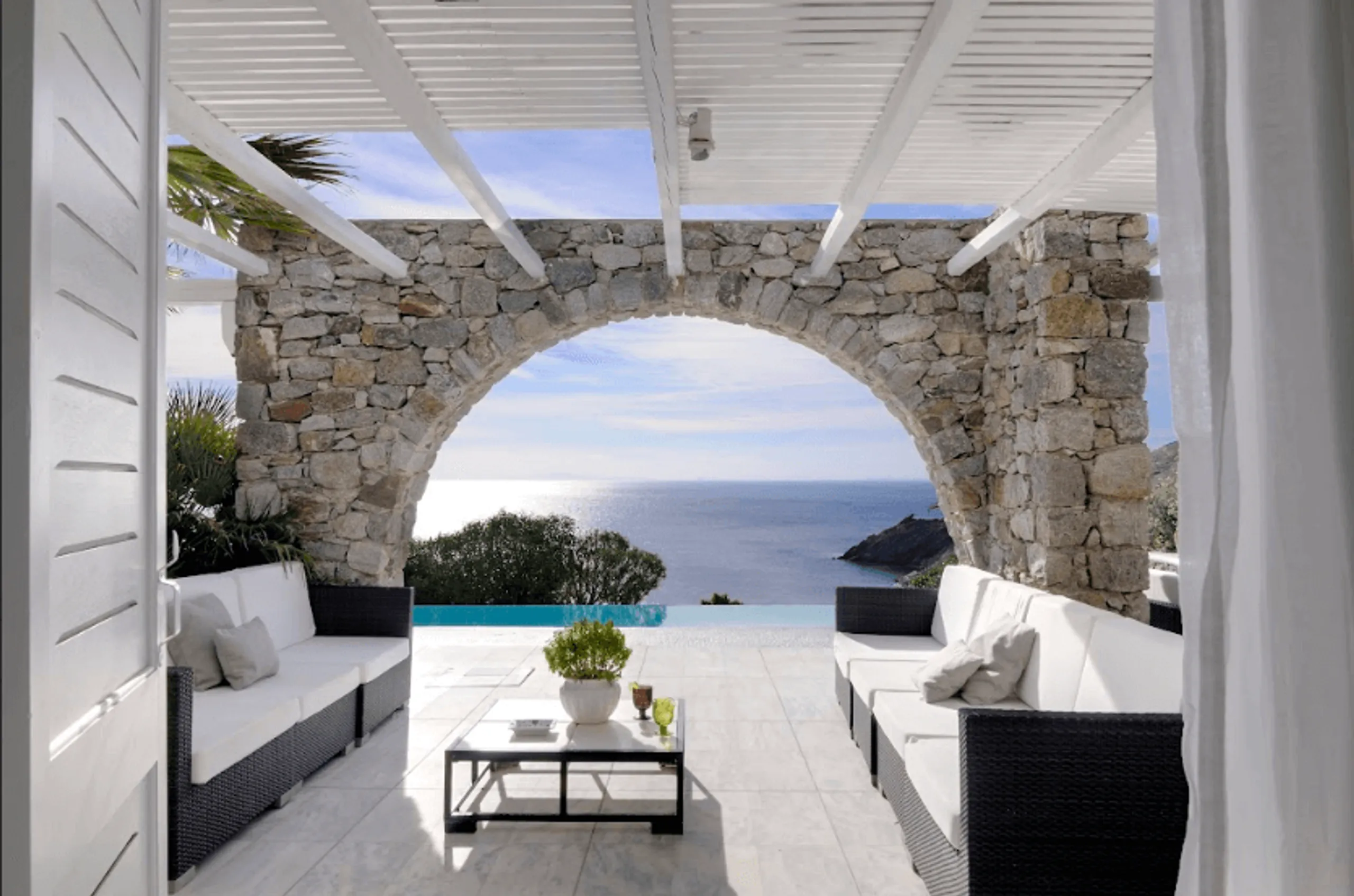 Luxuriate in this Exquisite Villa, Embracing Aleomandra's Idyllic Locale and Breathtaking Views — photograph 6