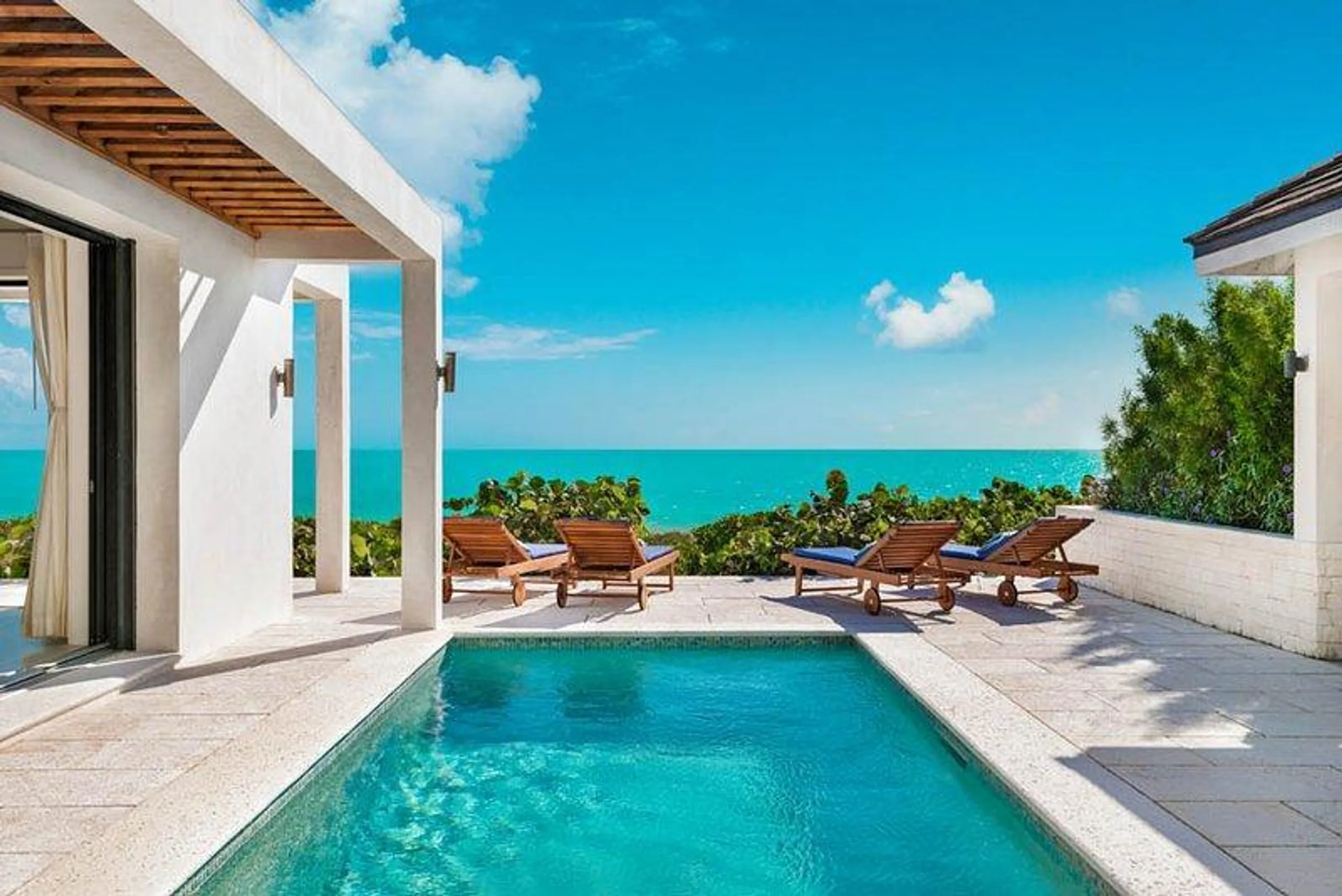 Refined Contemporary Beachfront Long Bay Beach Villa with Infinity Pool — photograph 5