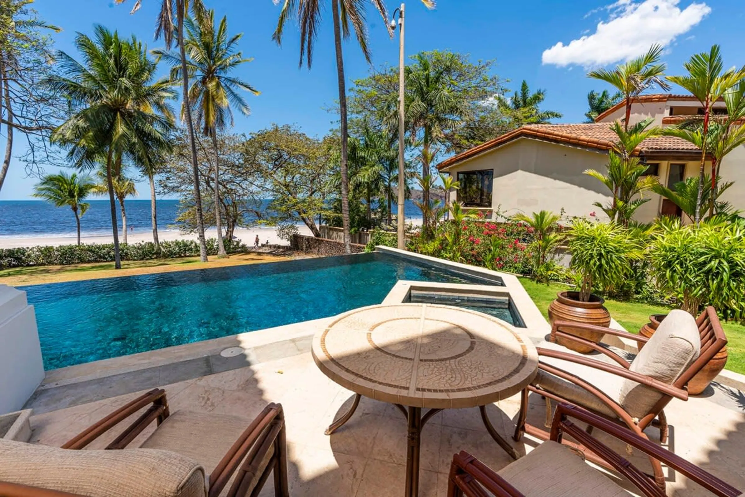 Prestigious Oceanfront 6-Bedroom Mansion with Private Infinity Pool and Panoramic Ocean Views — photograph 4
