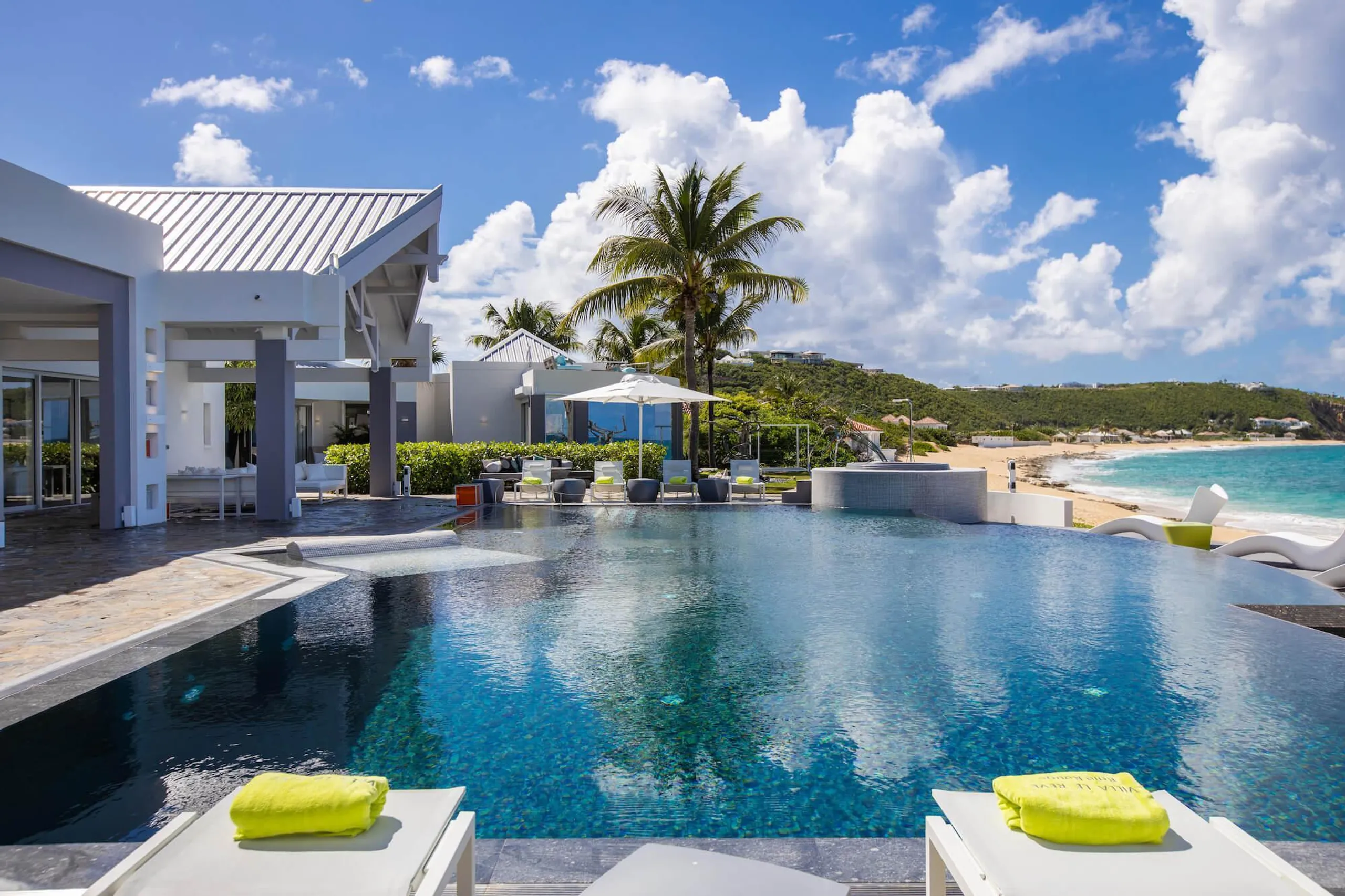 Exclusive Modern Contemporary Beachfront Estate with Infinity Pool — photograph 9