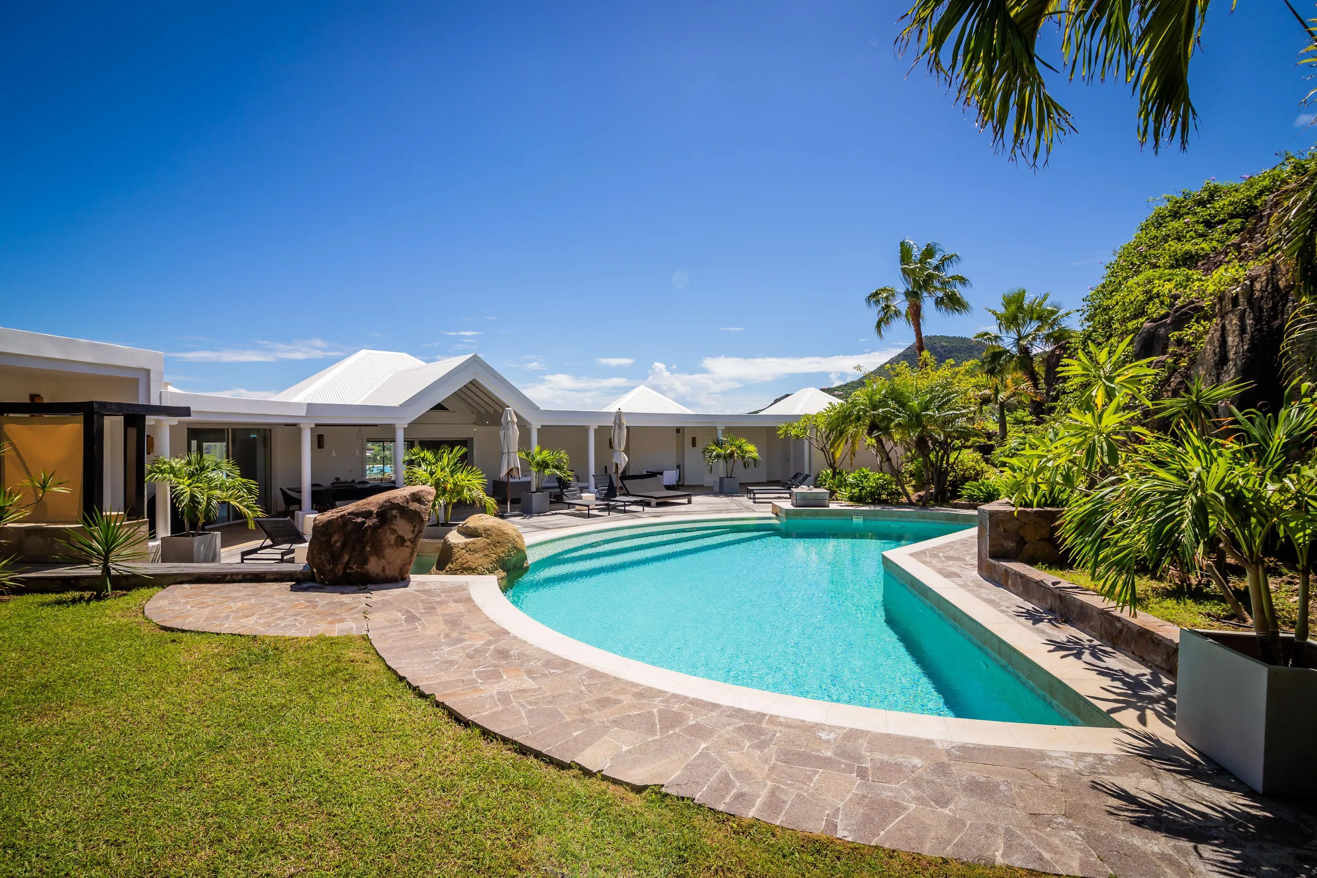 Magnificent Paradise Estate with Private Pool and Walks to Beach — photograph 5