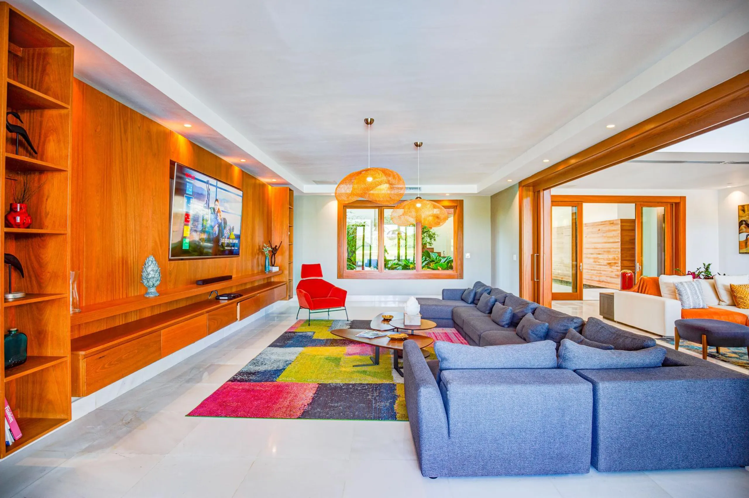 Breathtaking Lakefront Villa with Private Pool and Cinema — photograph 12