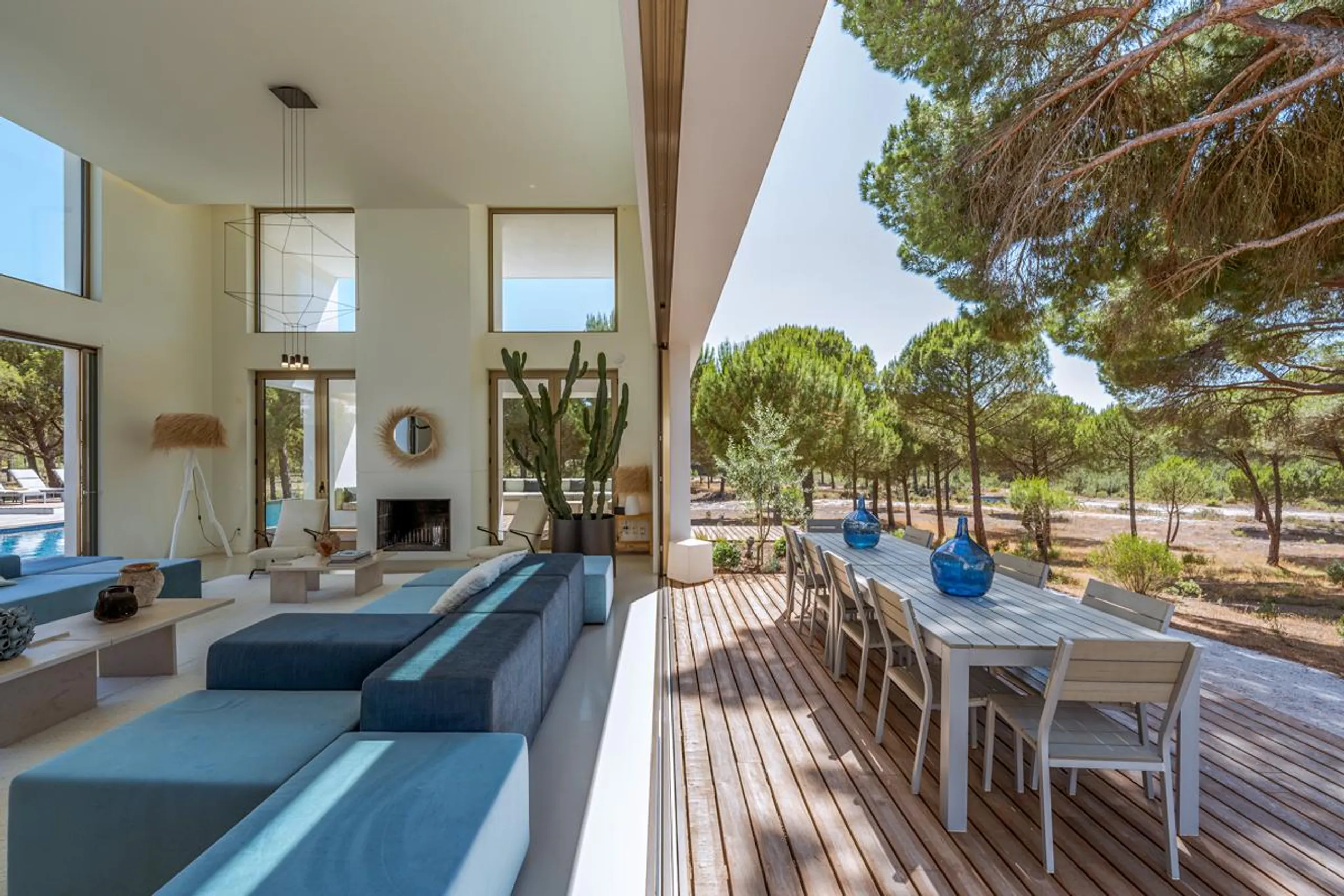 Contemporary Architectural Villa with Infinity Pool and Beach Access — photograph 10