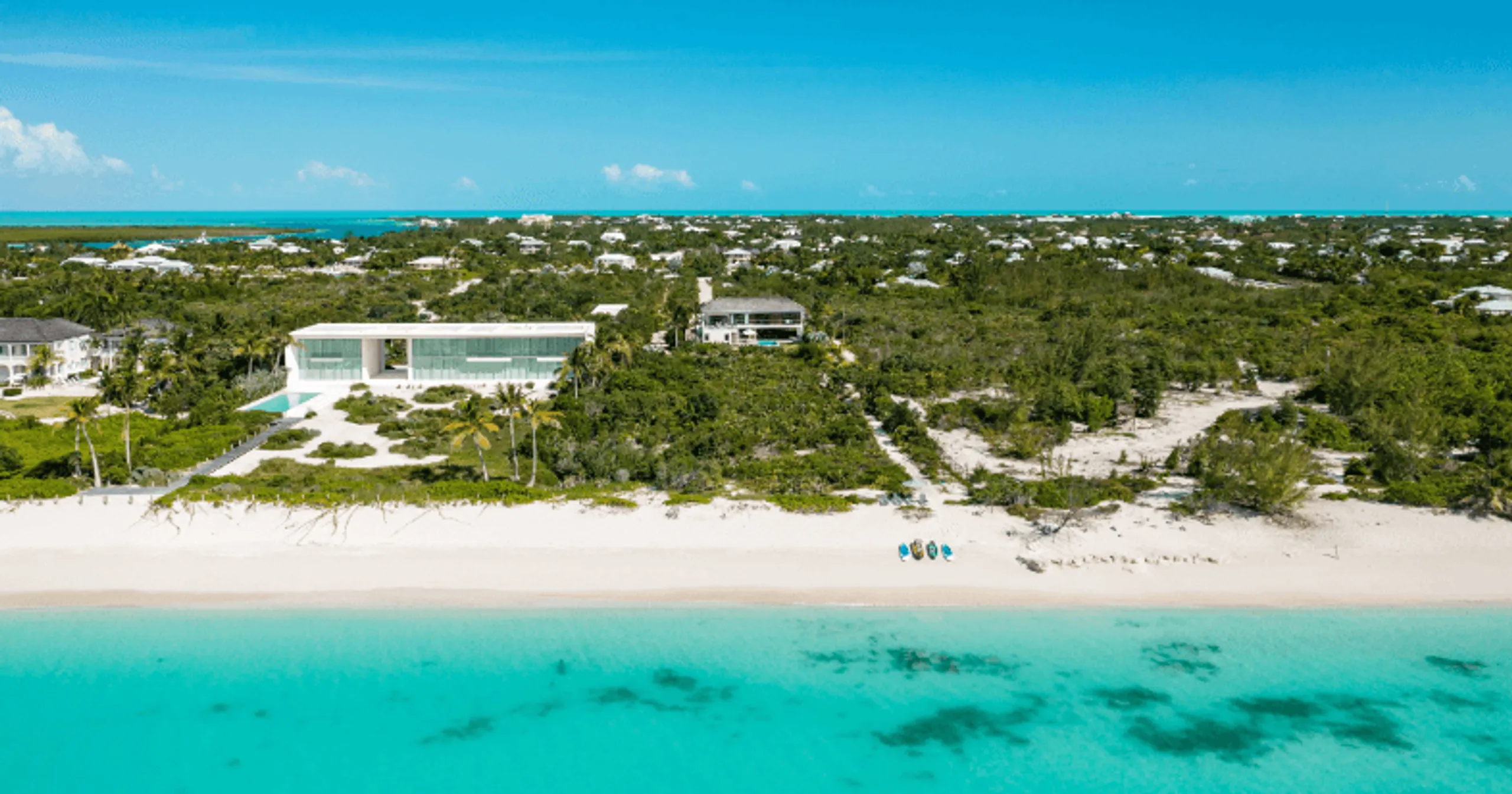 Modern Contemporary Luxury Villa with Infinity Edge Pool — photograph 4