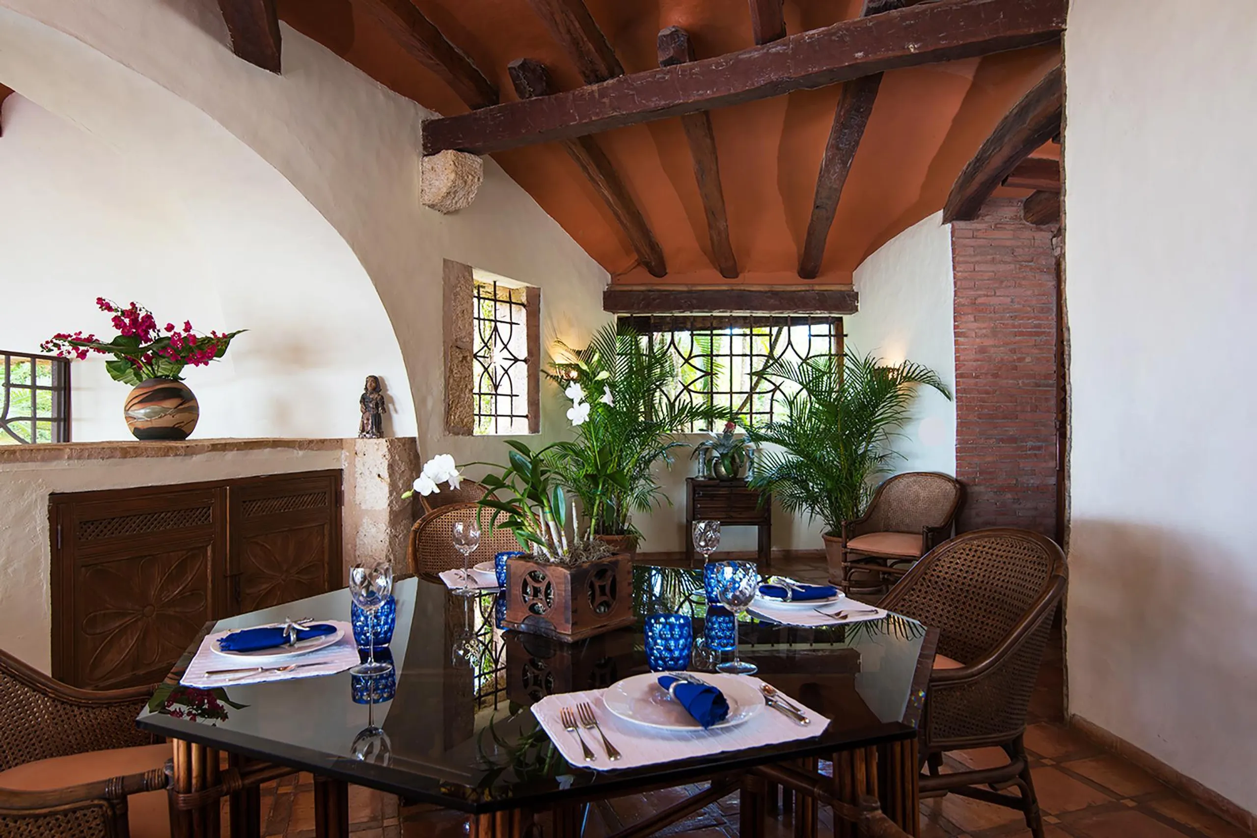 Statuesque Caribbean Getaway with Artistic Exterior and Lovely Sea Views — photograph 11